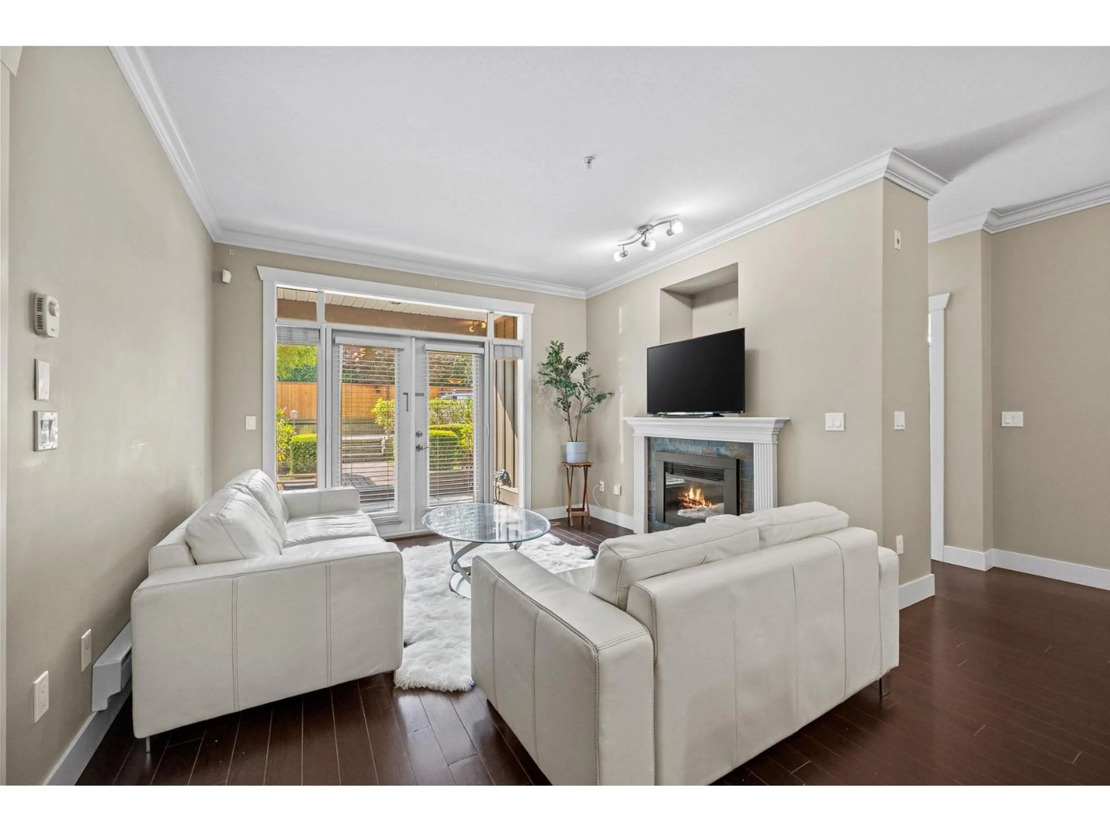 Living room with furniture, wood/laminate floor for 103 - 15368 17A, Surrey British Columbia V4A1V3