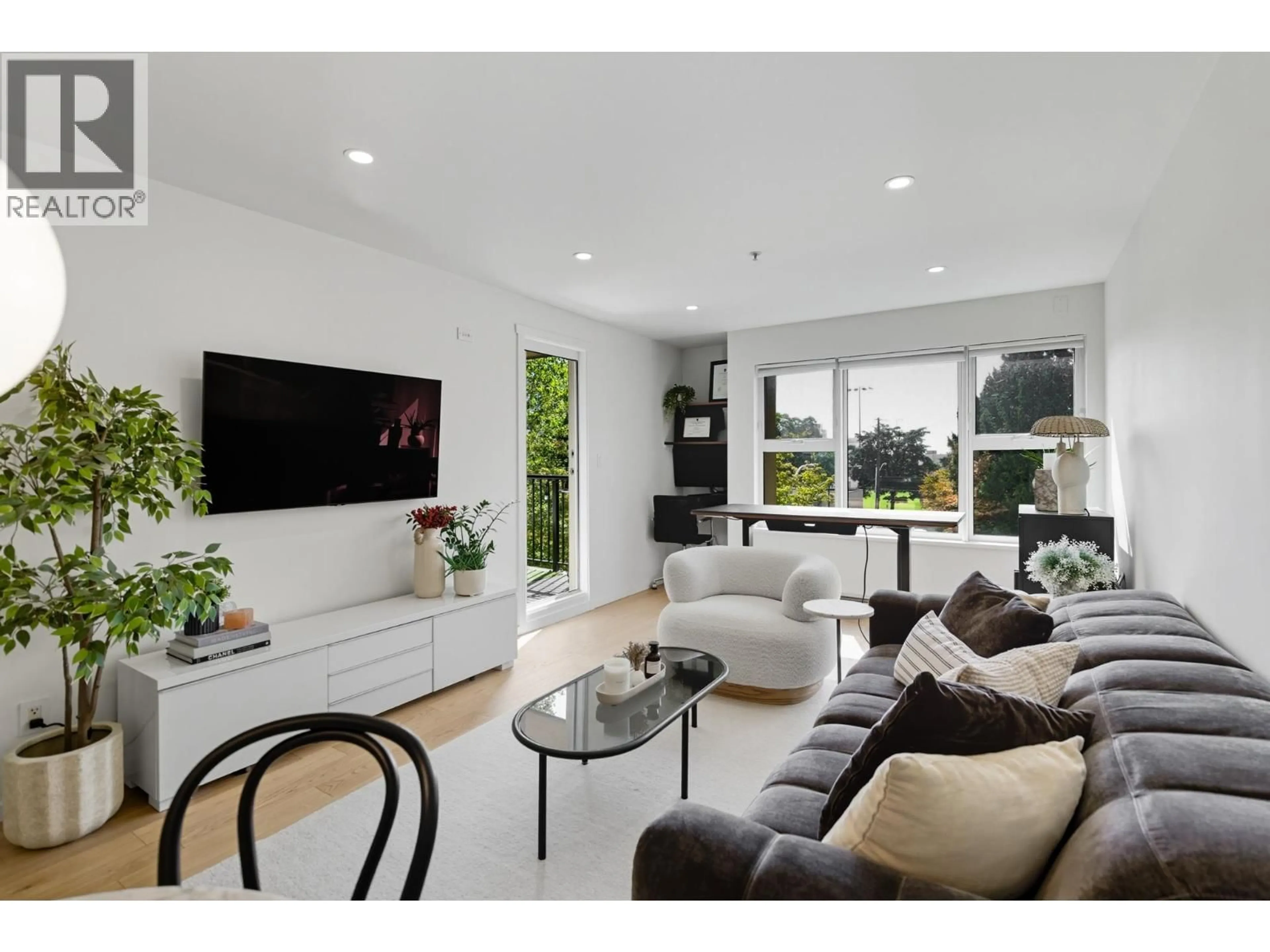 Living room with furniture, unknown for 412 - 315 KNOX STREET, New Westminster British Columbia V3L0B5