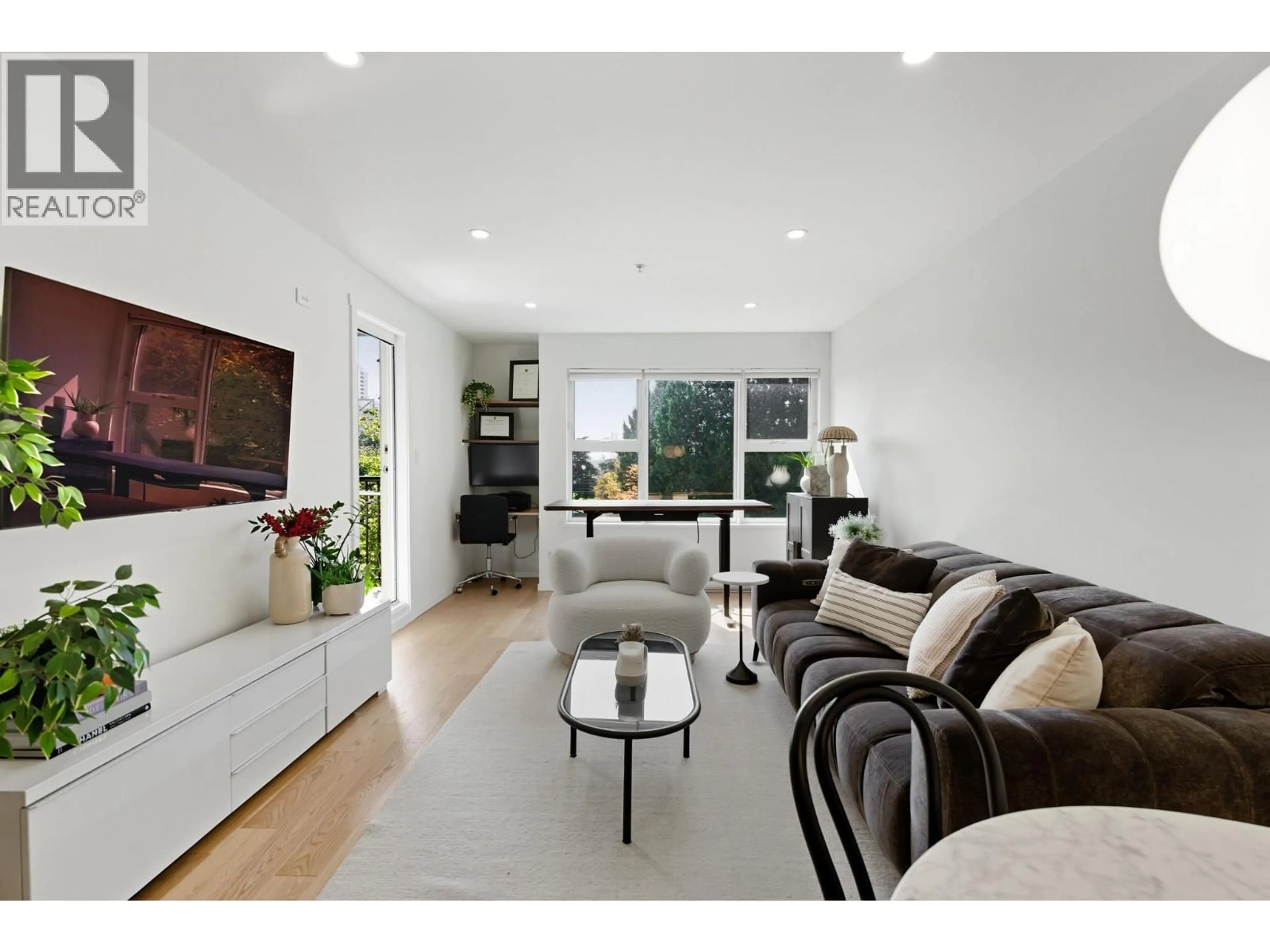Living room with furniture, unknown for 412 - 315 KNOX STREET, New Westminster British Columbia V3L0B5