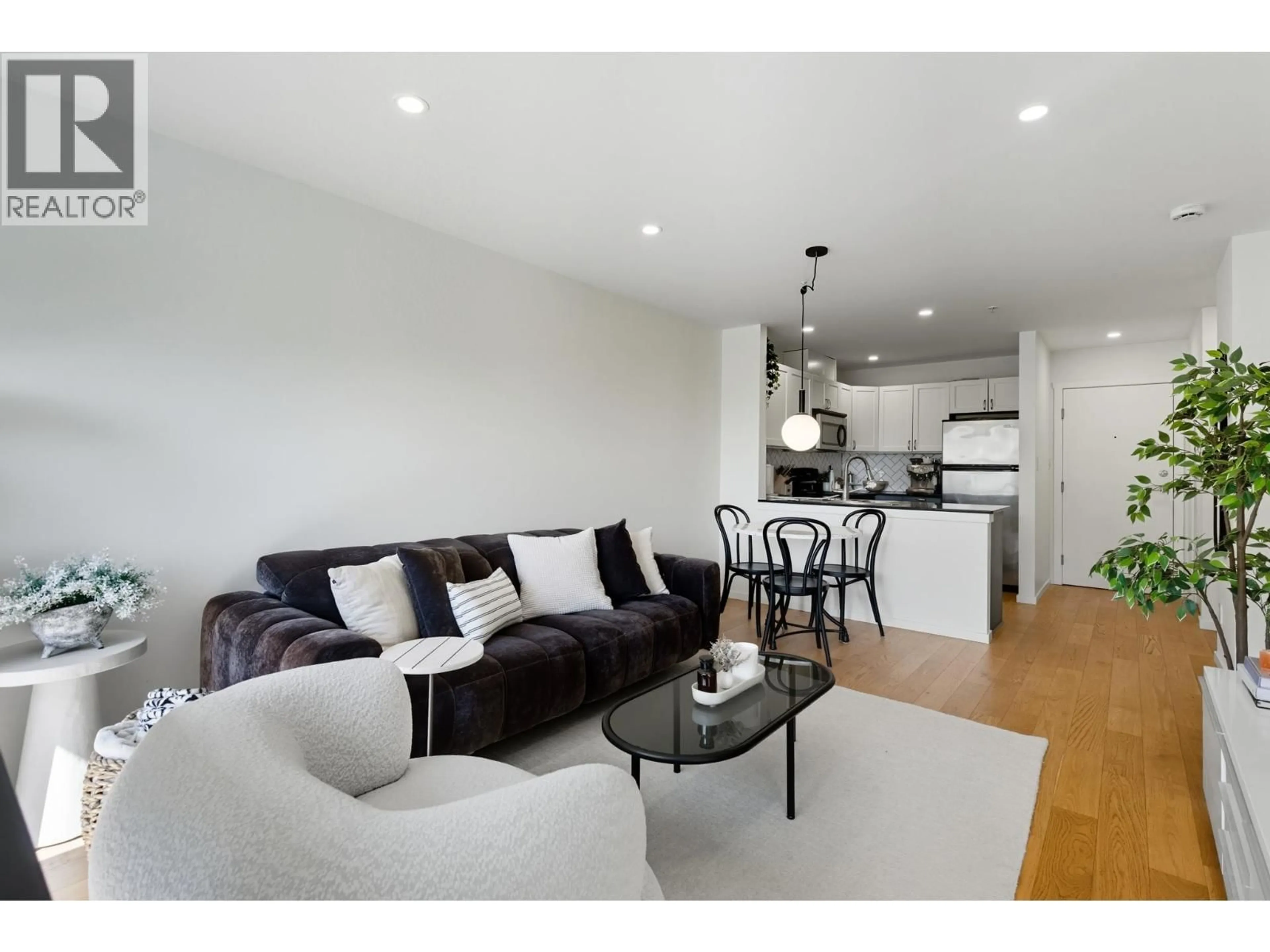 Living room with furniture, wood/laminate floor for 412 - 315 KNOX STREET, New Westminster British Columbia V3L0B5