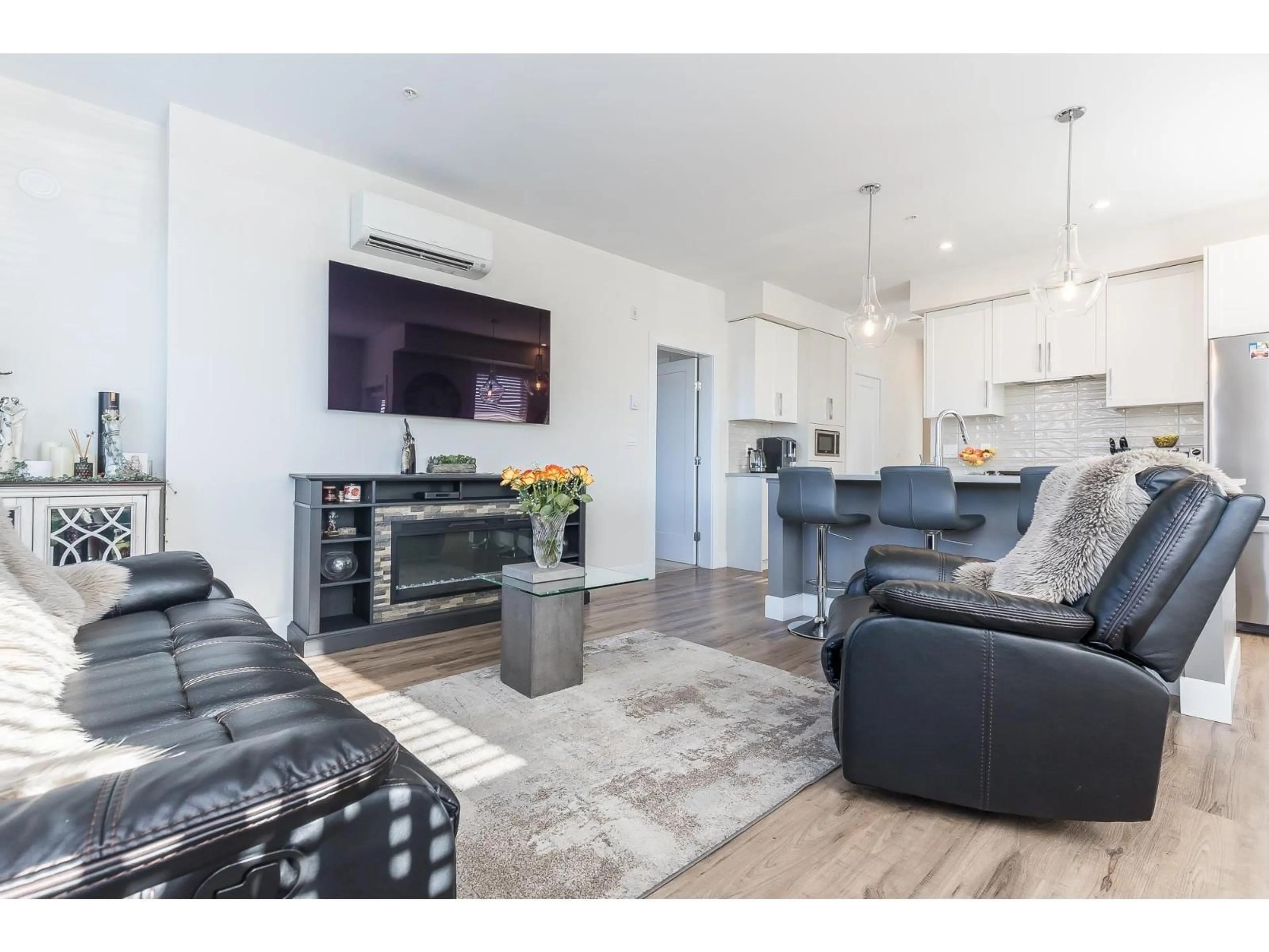 Living room with furniture, wood/laminate floor for 212 - 32838 VENTURA, Abbotsford British Columbia V2S0M5