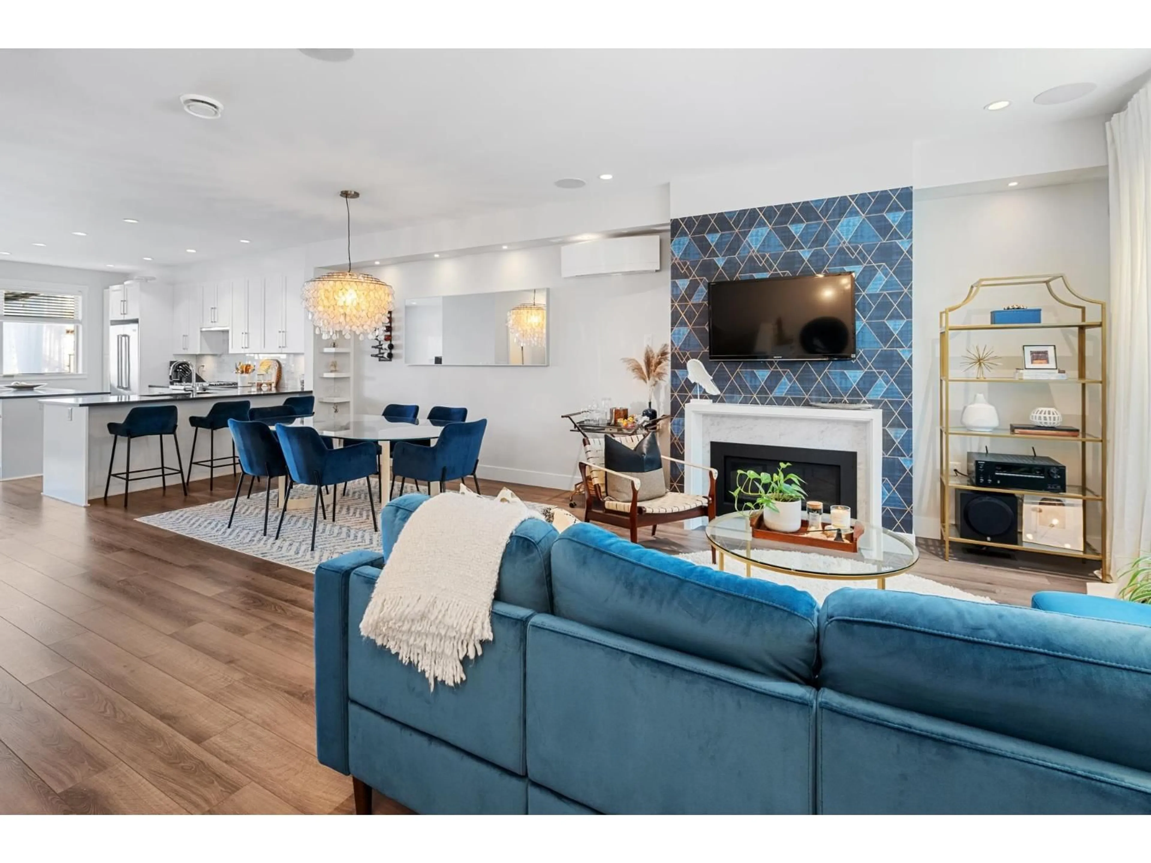 Living room with furniture, unknown for 16447 24, Surrey British Columbia V3Z0V8