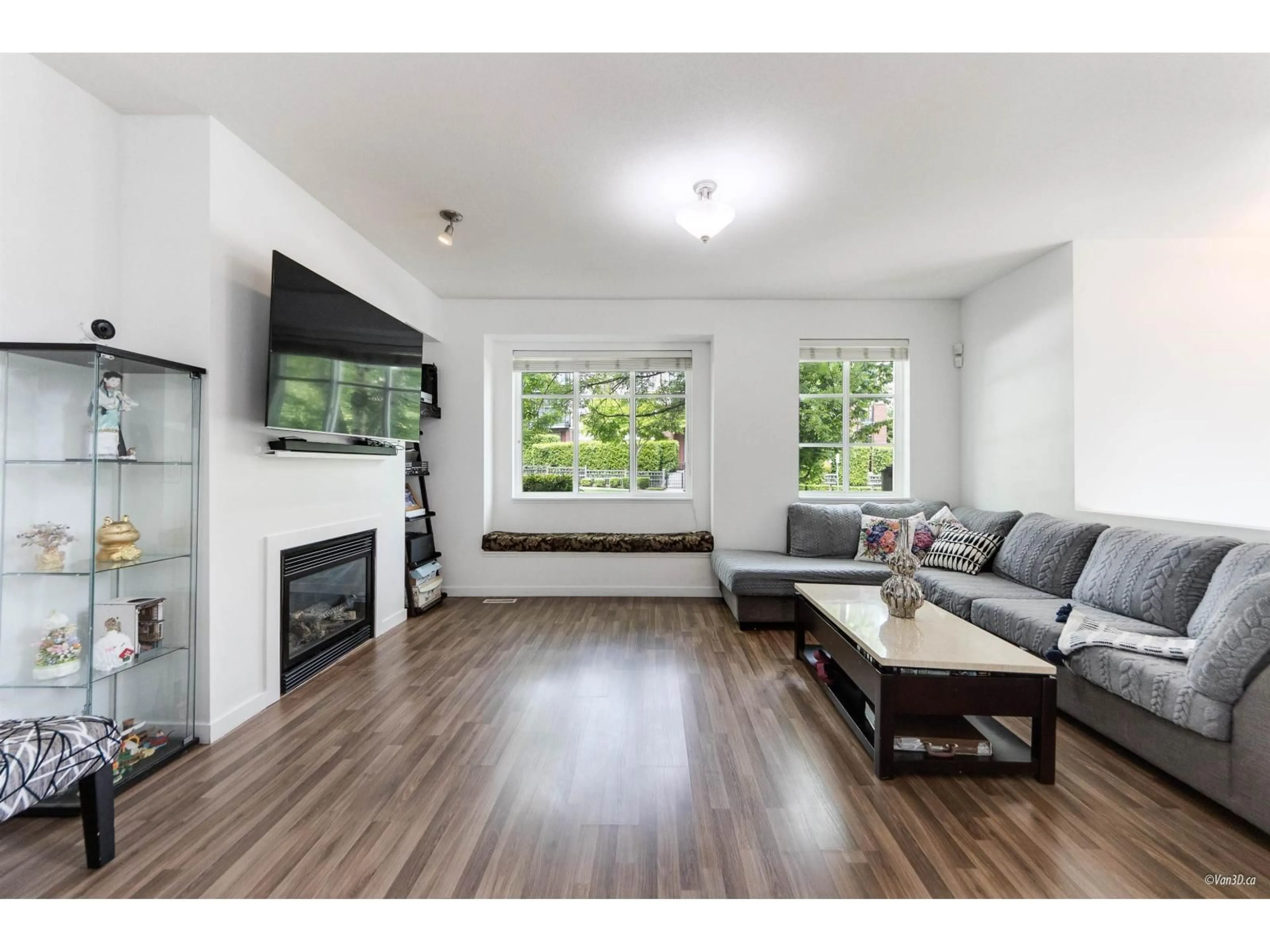 Living room with furniture, wood/laminate floor for 6 - 6635 192, Surrey British Columbia V4N5T9