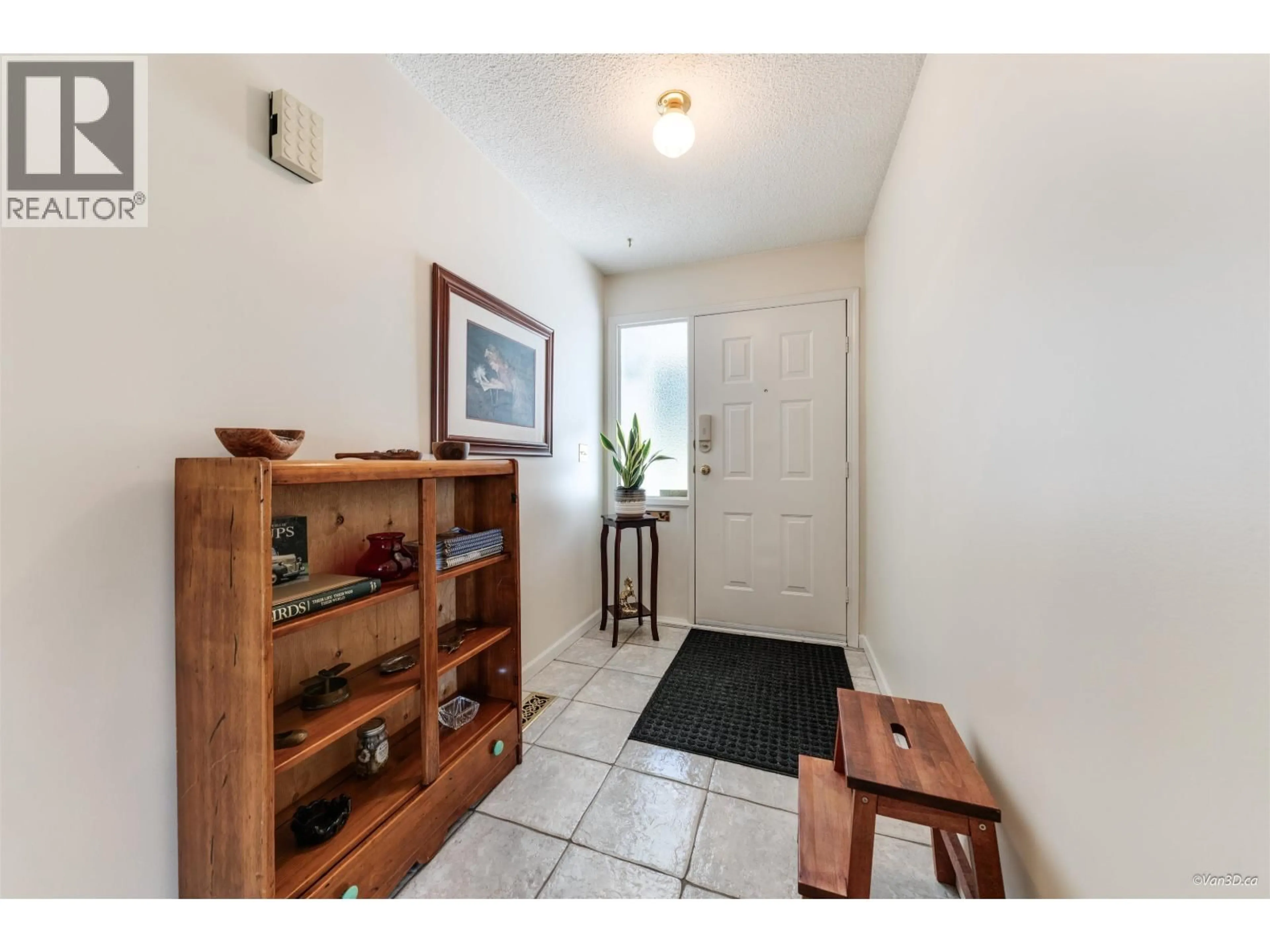 Indoor entryway for 93 WARRICK STREET, Coquitlam British Columbia V3K5L3
