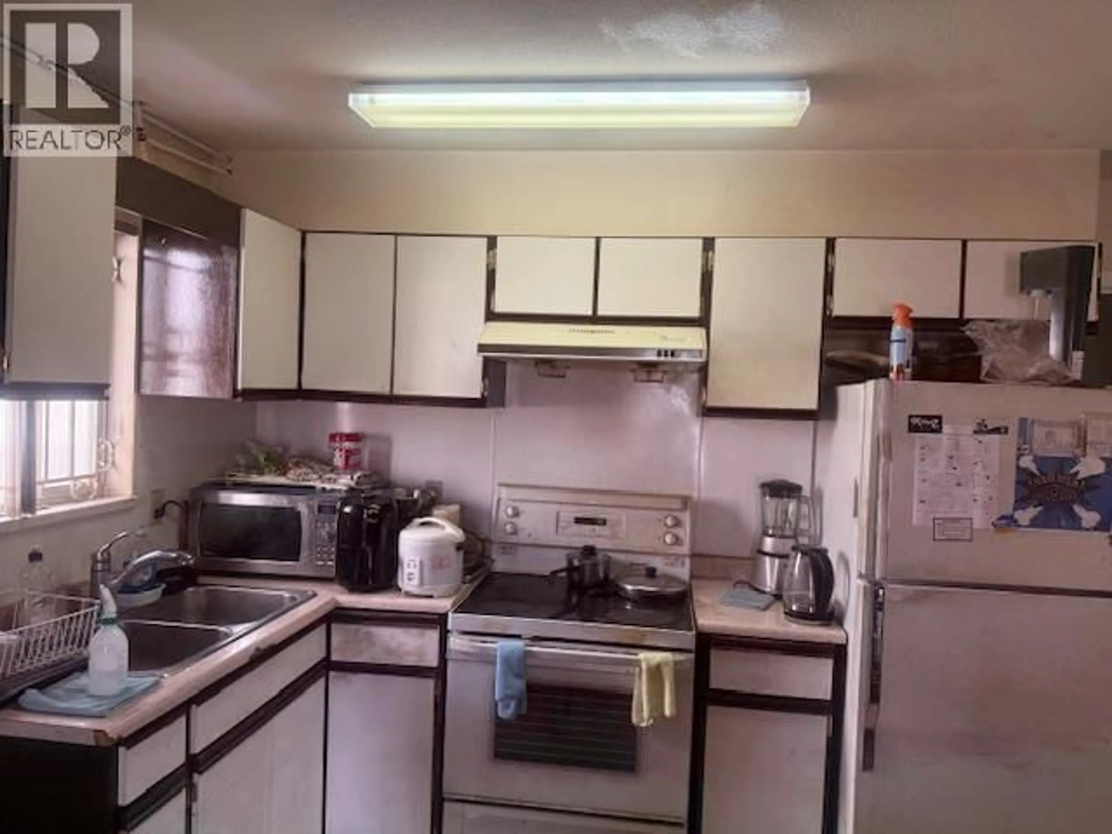 Standard kitchen, unknown for 3520 24TH AVENUE, Vancouver British Columbia V5R1G8