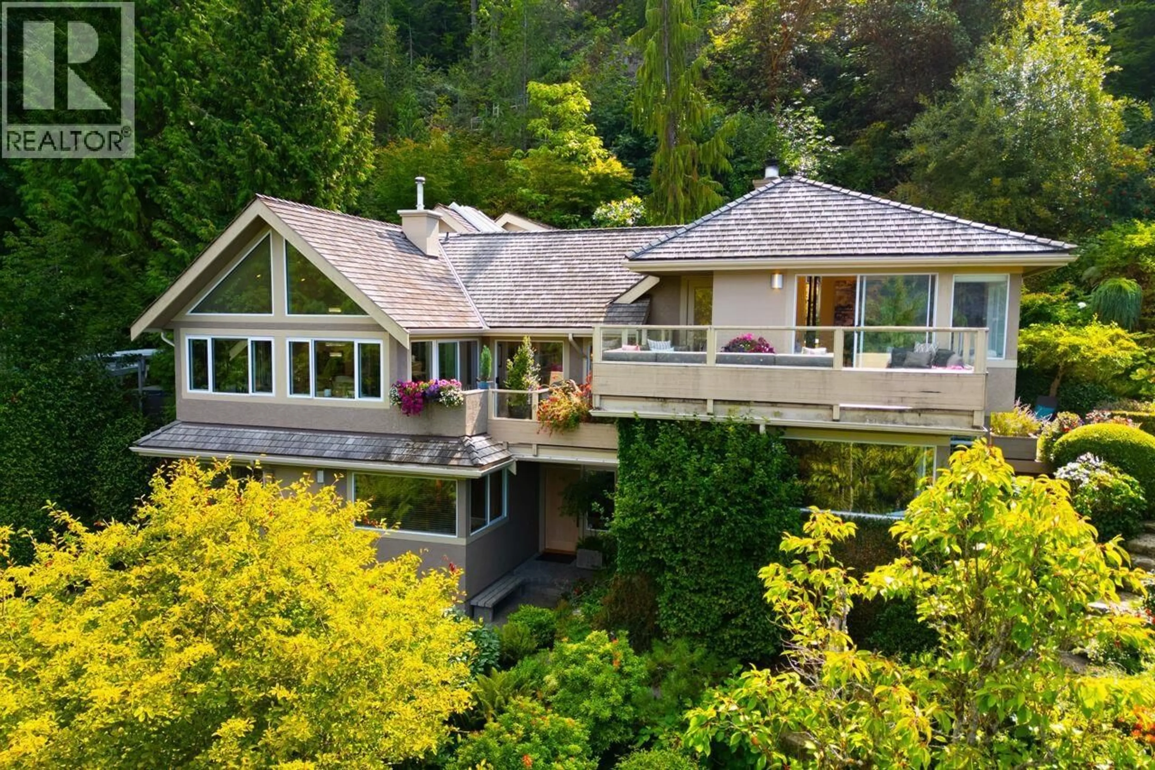 A pic from outside/outdoor area/front of a property/back of a property/a pic from drone, unknown for 5480 KEITH ROAD, West Vancouver British Columbia V7W3C9