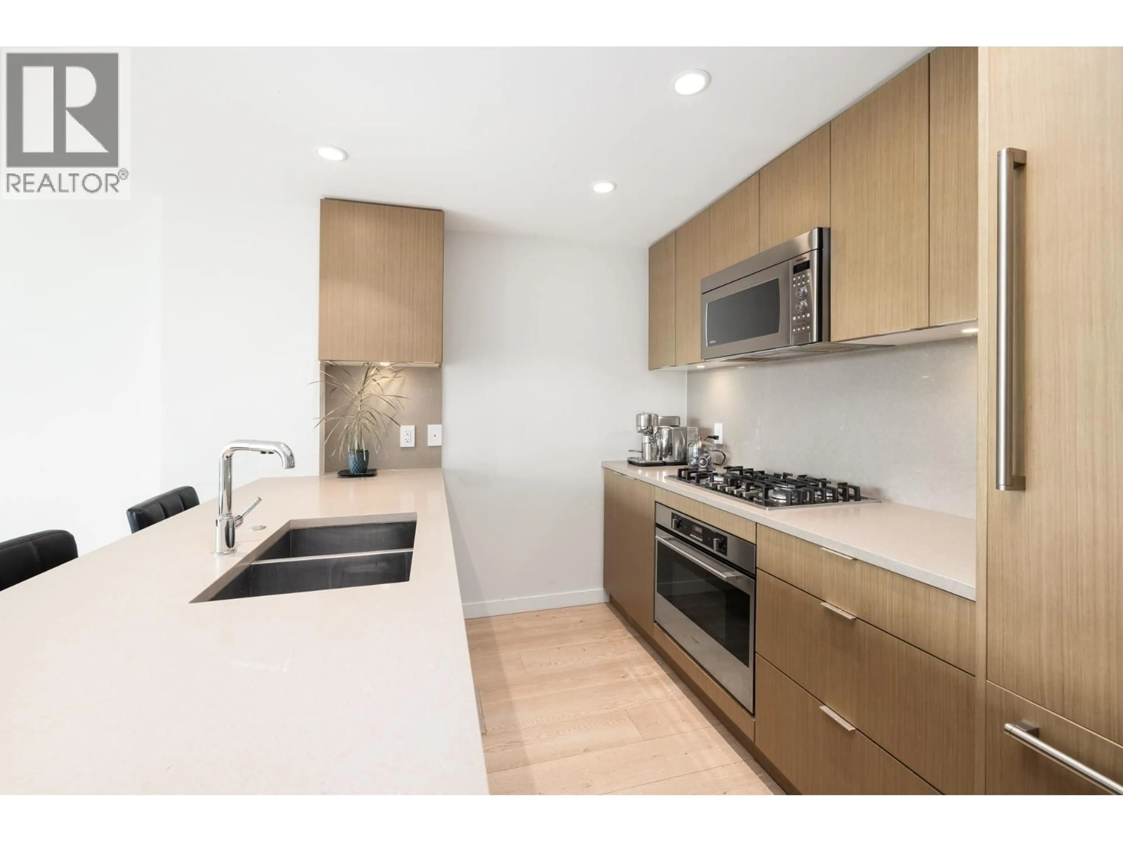 Standard kitchen, unknown for 810 - 125 14TH STREET, North Vancouver British Columbia V7L0E6