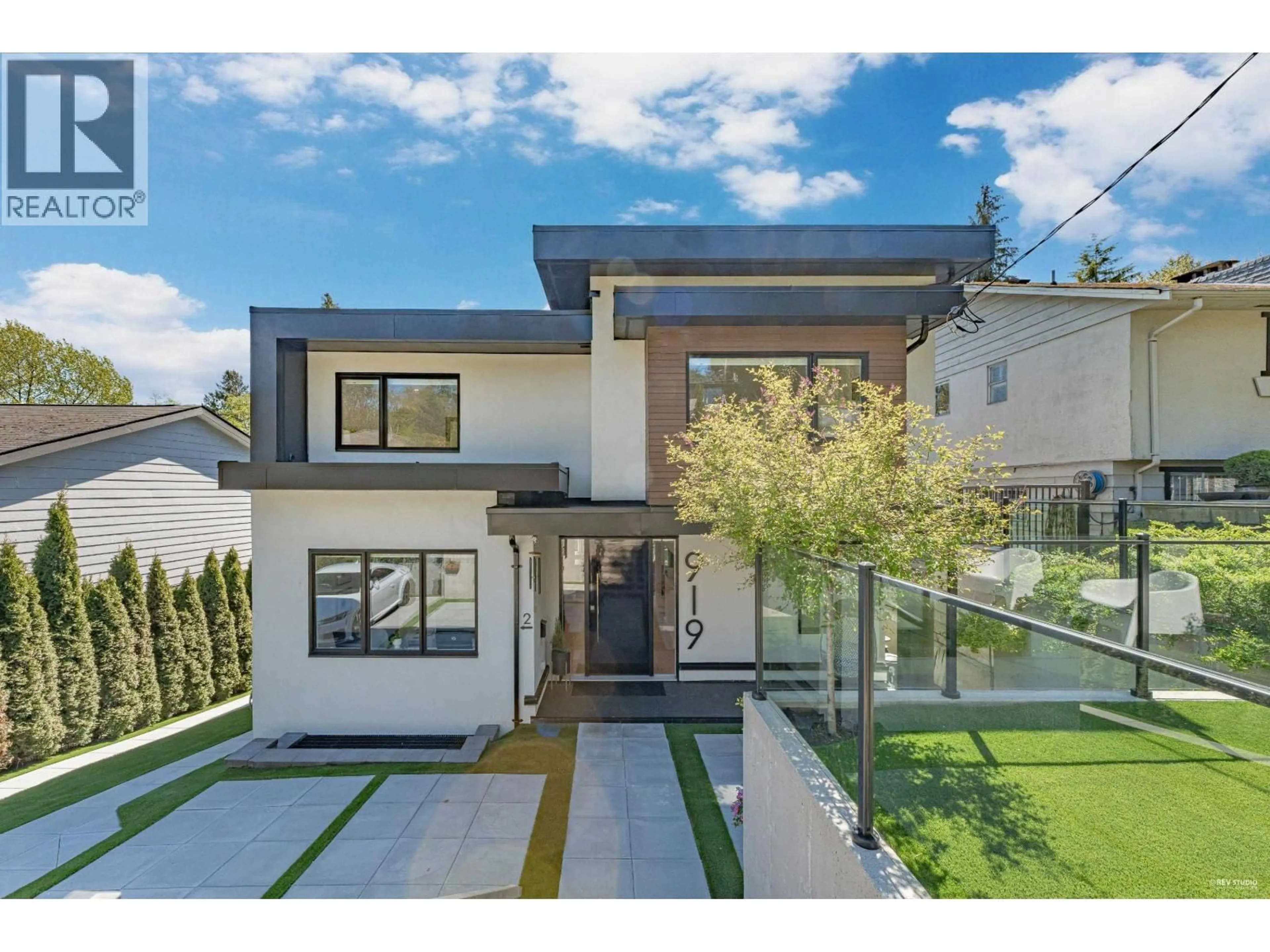 Home with vinyl exterior material, street for 919 4TH STREET, North Vancouver British Columbia V7L1K3
