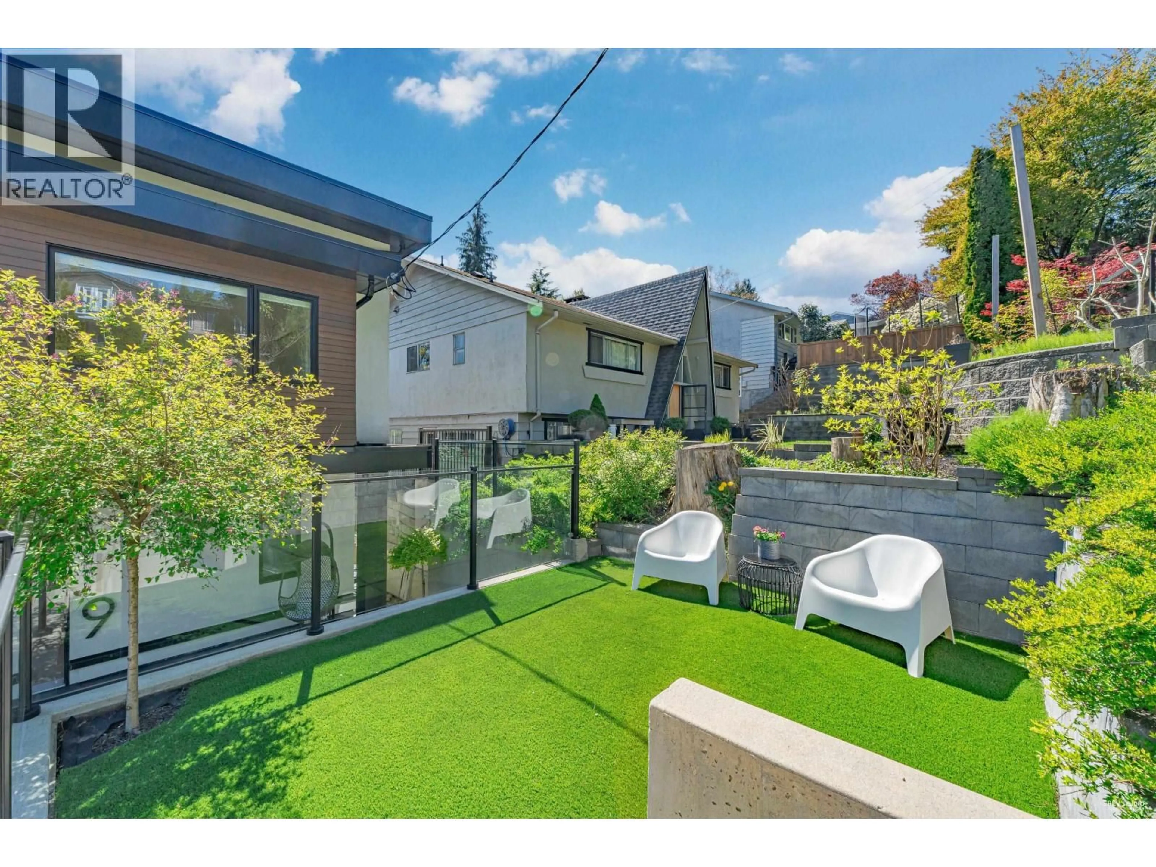 Patio, street for 919 4TH STREET, North Vancouver British Columbia V7L1K3