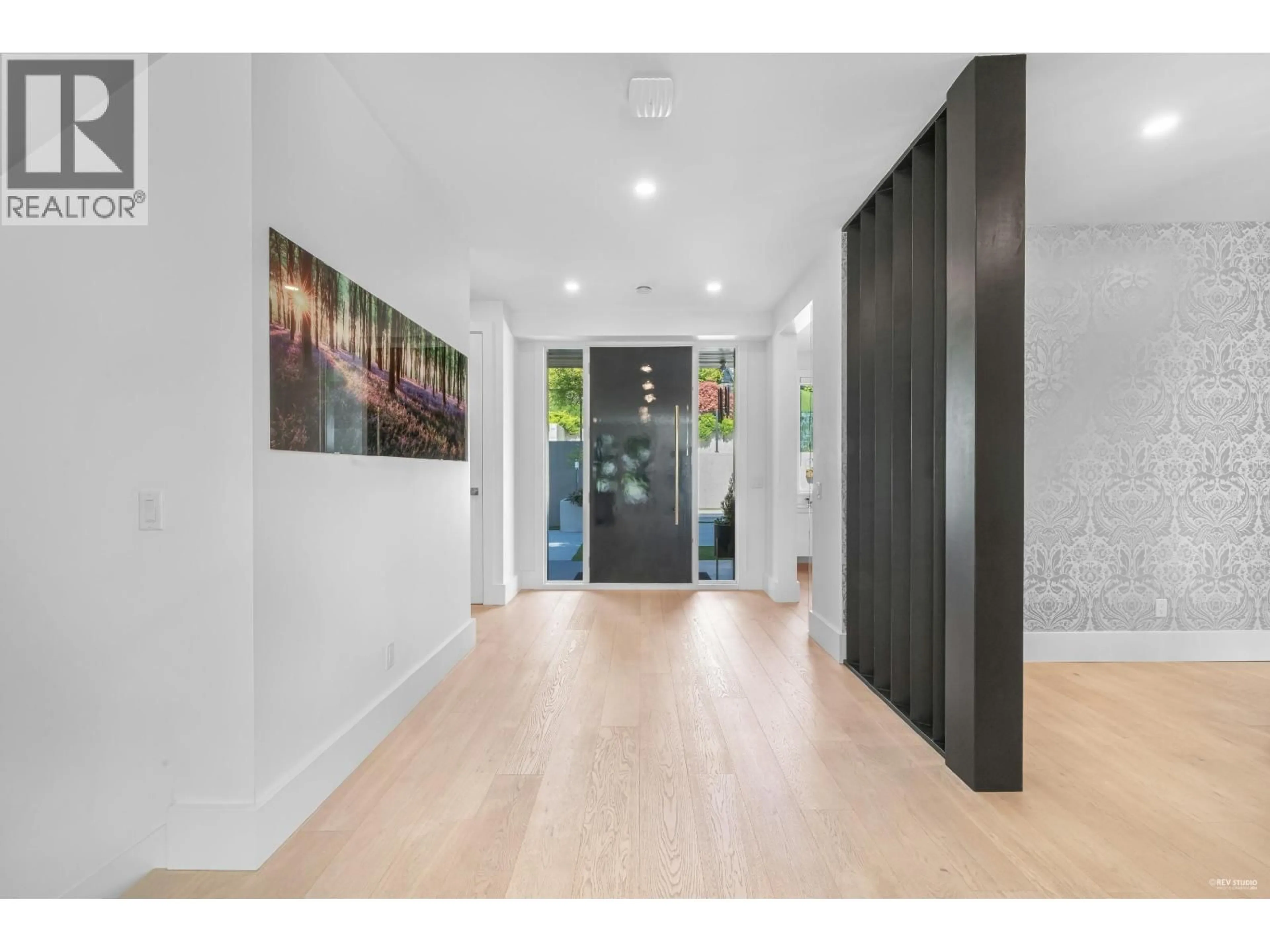 Indoor foyer for 919 4TH STREET, North Vancouver British Columbia V7L1K3