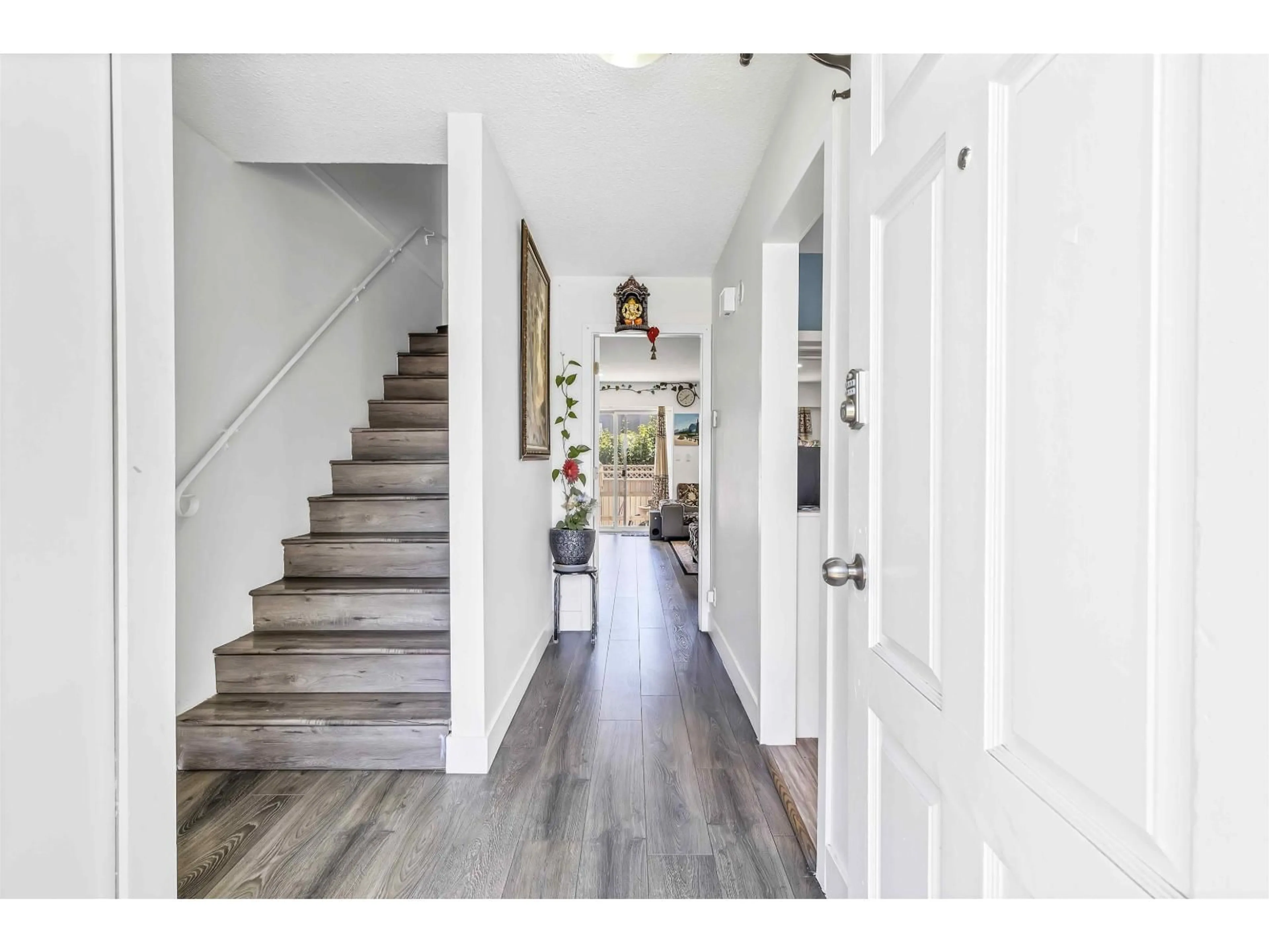 Indoor entryway for 106 - 11901 89A, Delta British Columbia V4C3G8