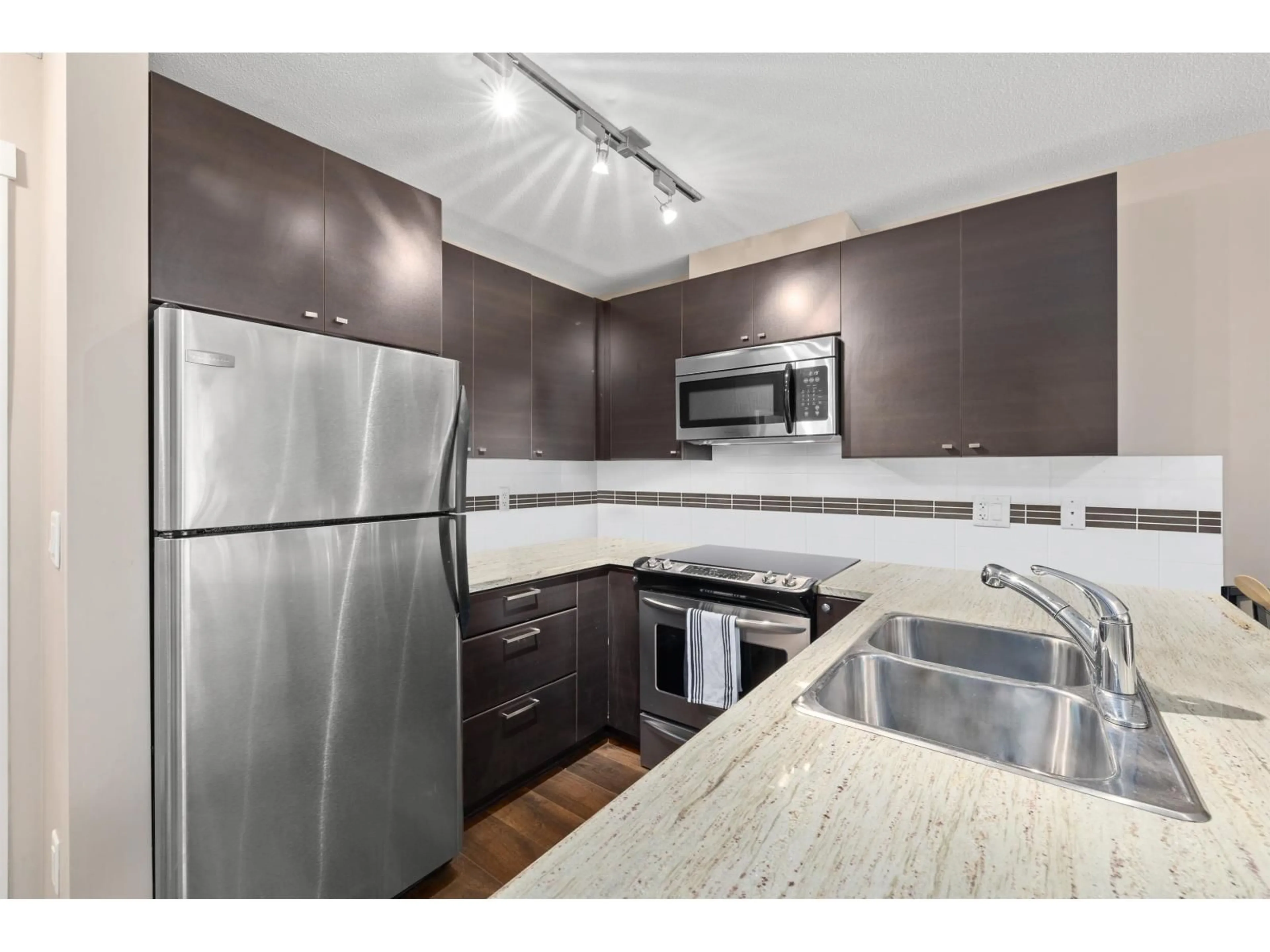 Standard kitchen, unknown for 214 - 6500 194, Surrey British Columbia V4N5X4