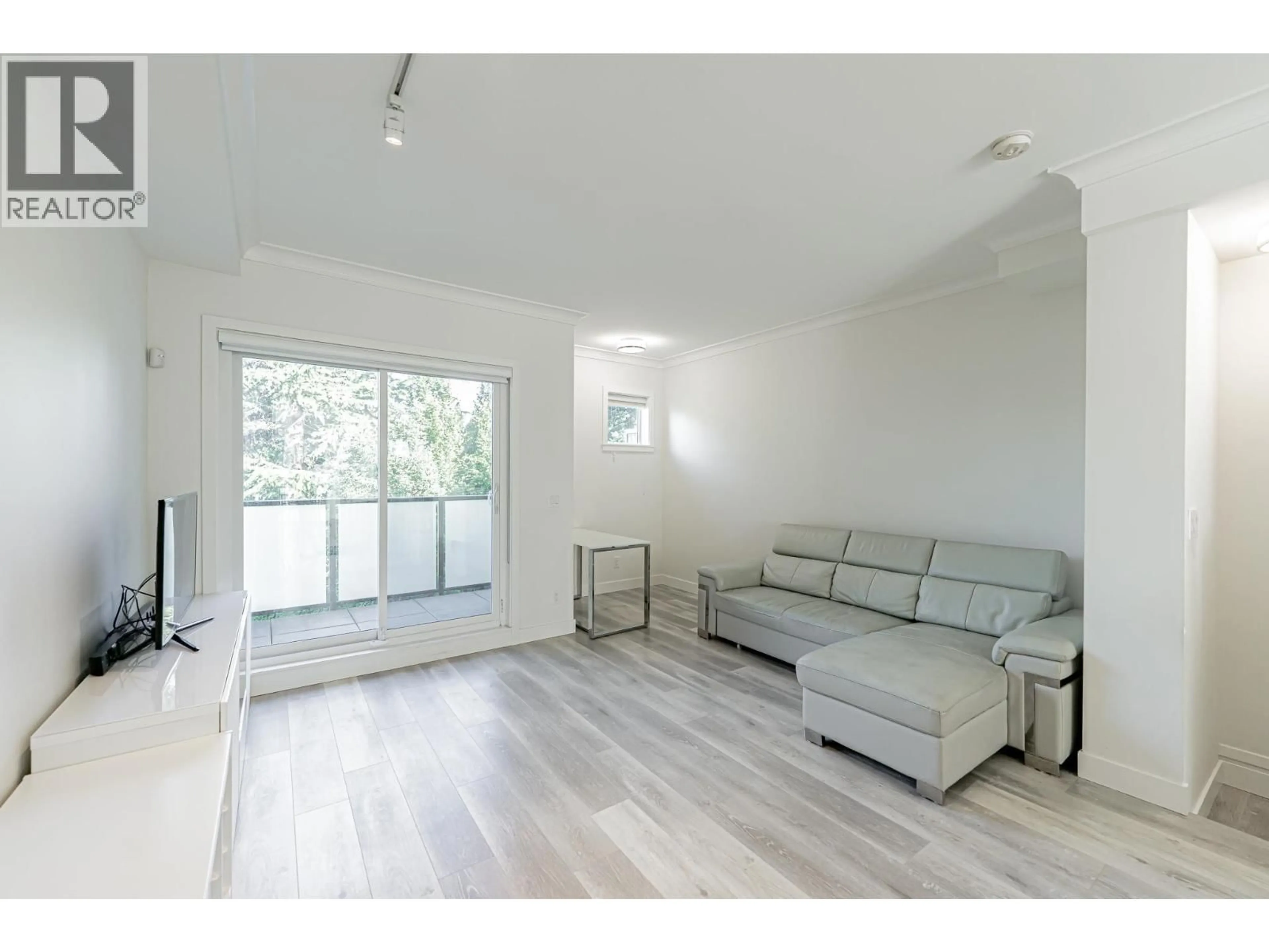 Living room with furniture, wood/laminate floor for 4 - 9080 NO. 2 ROAD, Richmond British Columbia V7E2C7