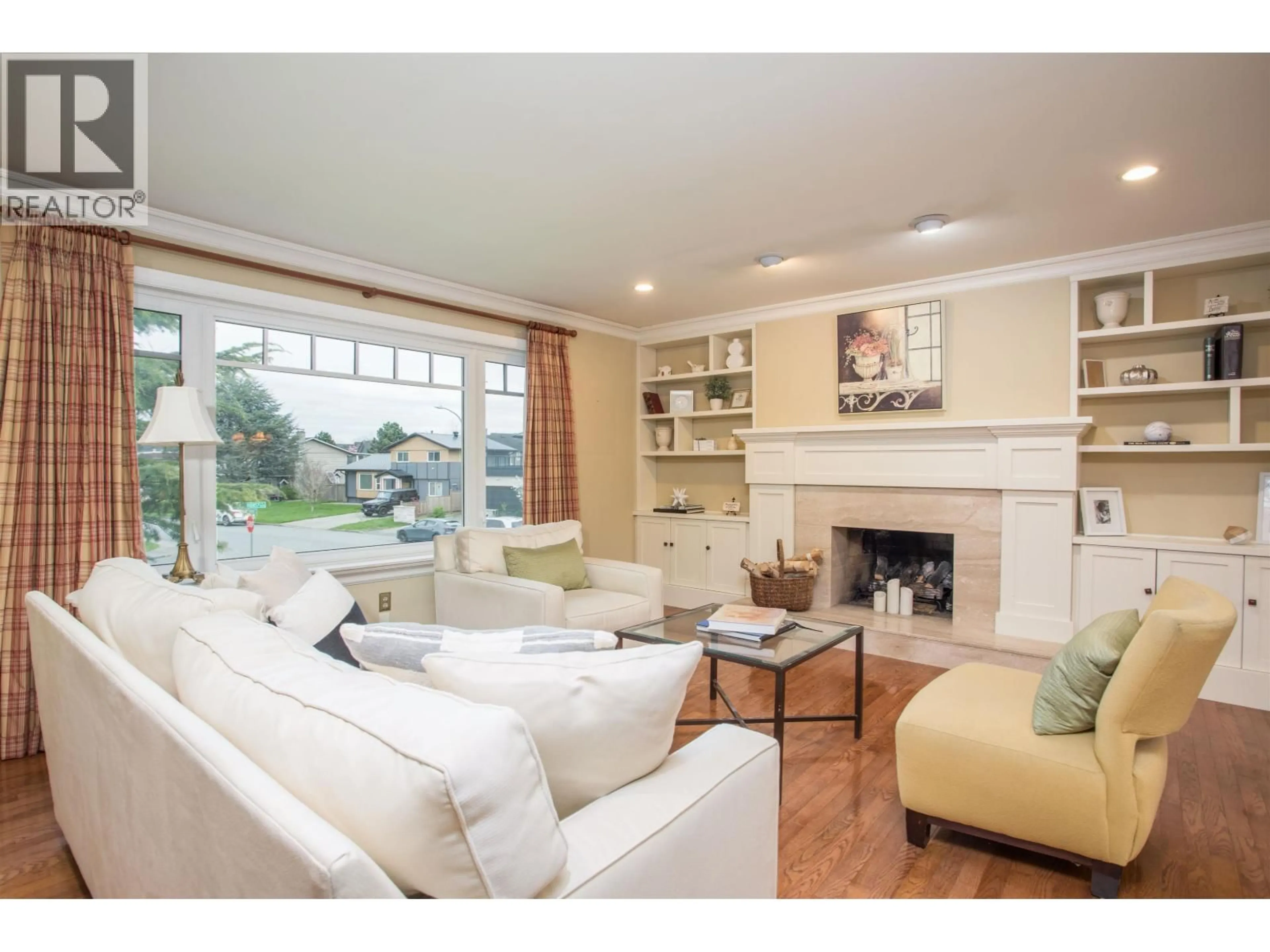 Living room with furniture, wood/laminate floor for 10811 SEAHURST PLACE, Richmond British Columbia V7A3Z7