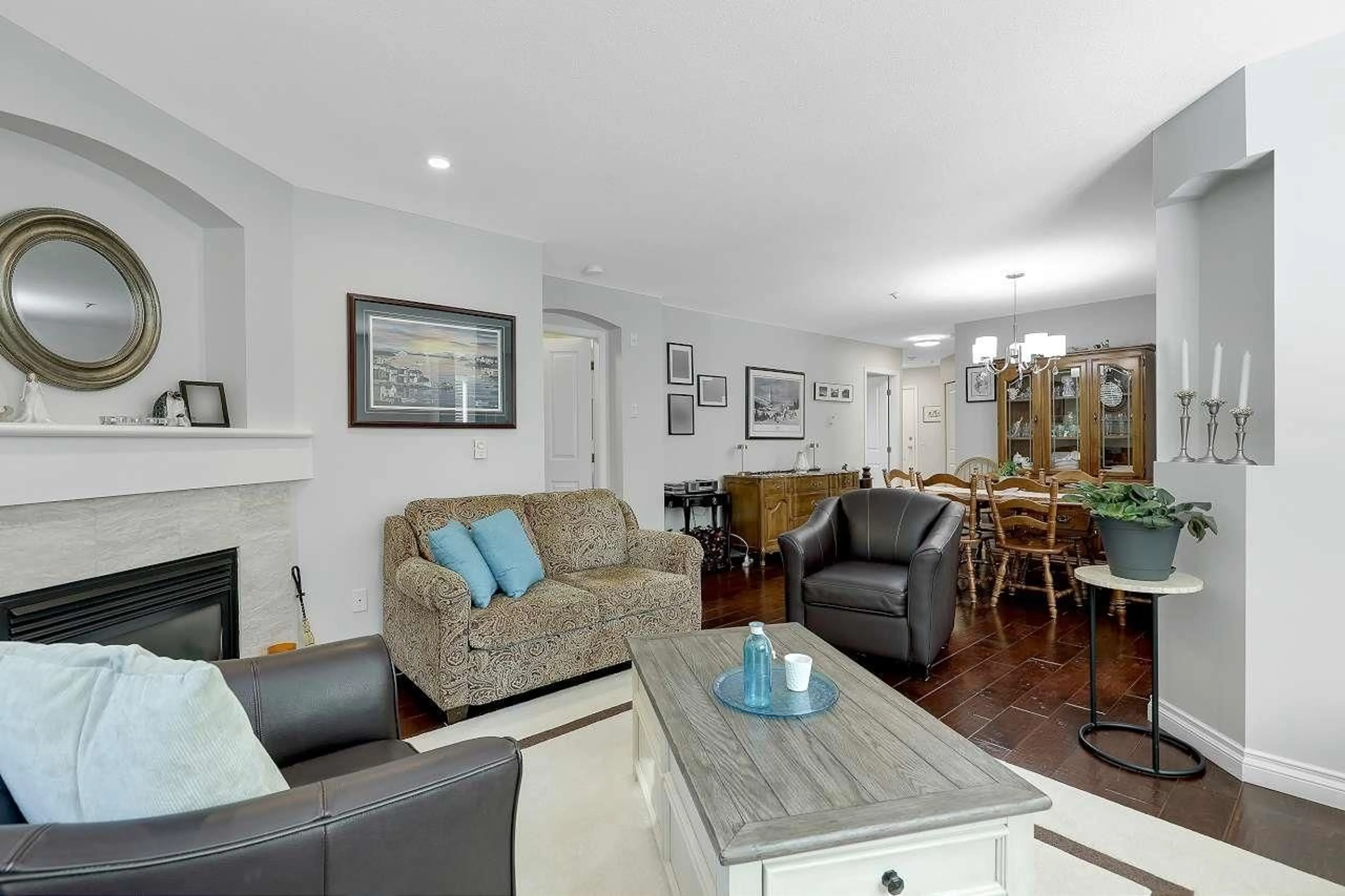 Living room with furniture, wood/laminate floor for 211 - 20976 56, Langley British Columbia V3A7Z2