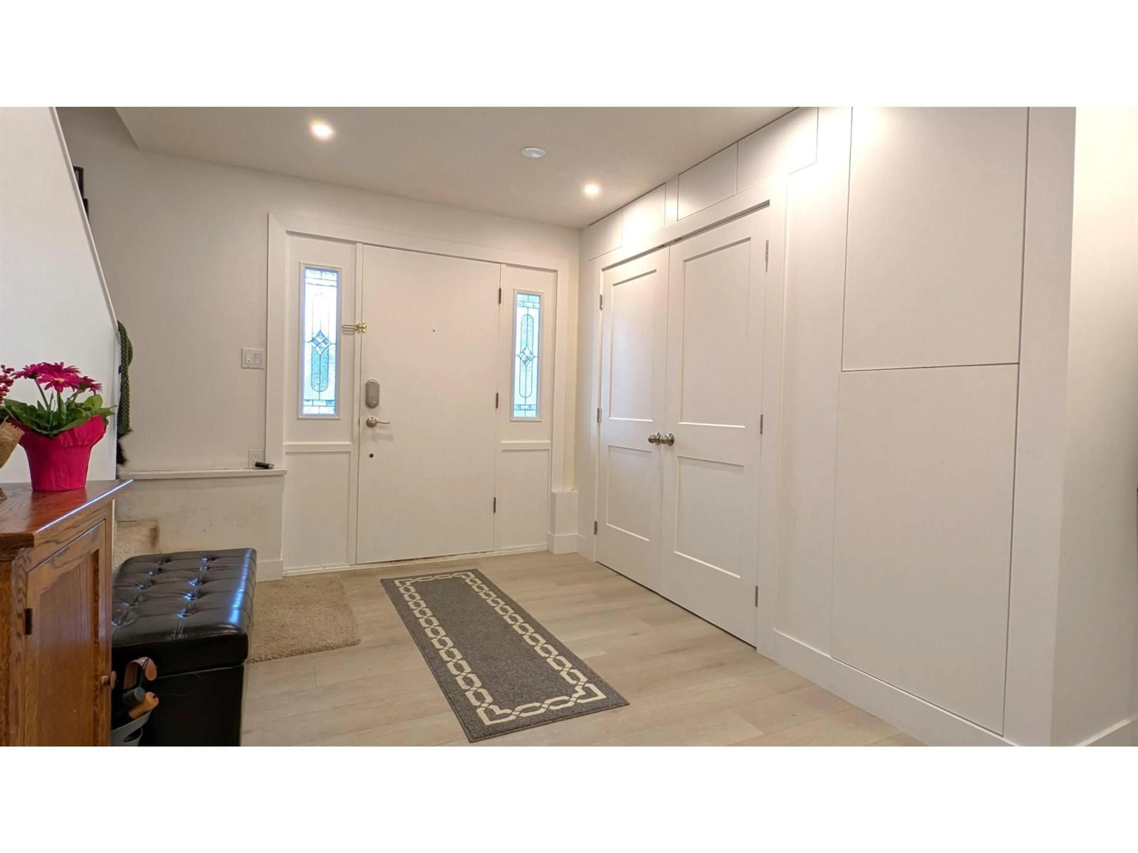 Indoor entryway for 14935 92A, Surrey British Columbia V3R7A3