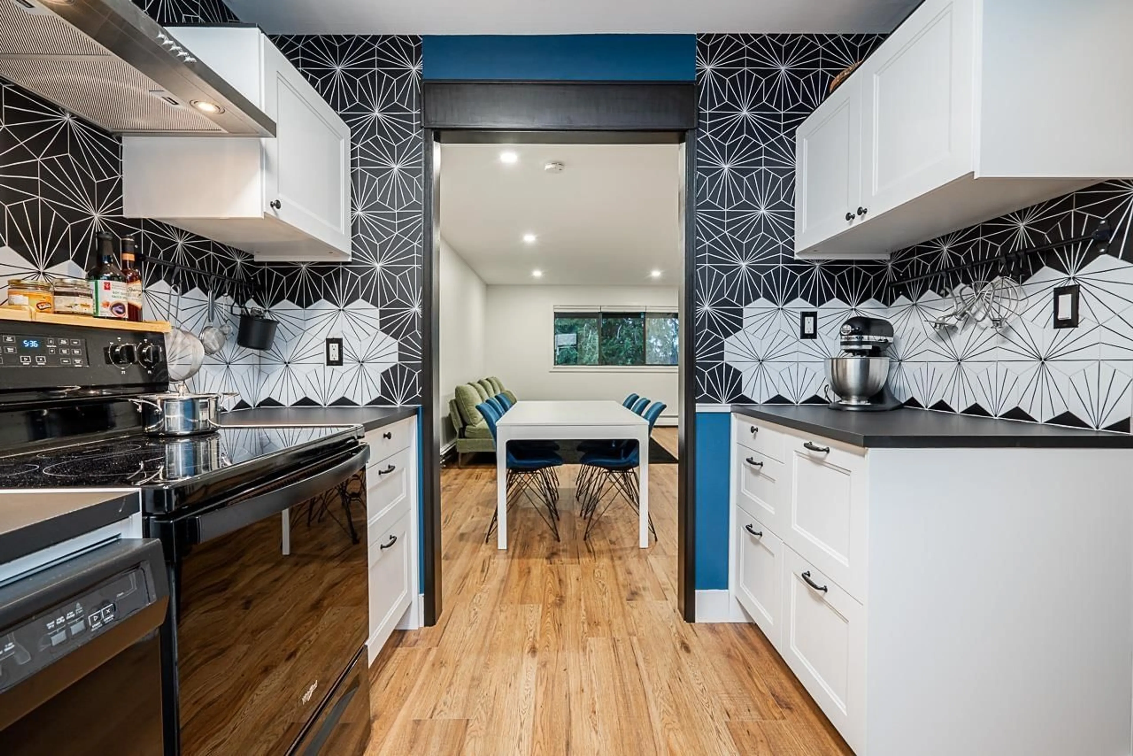 Contemporary kitchen, ceramic/tile floor for 301 - 1561 VIDAL, White Rock British Columbia V4B5A7