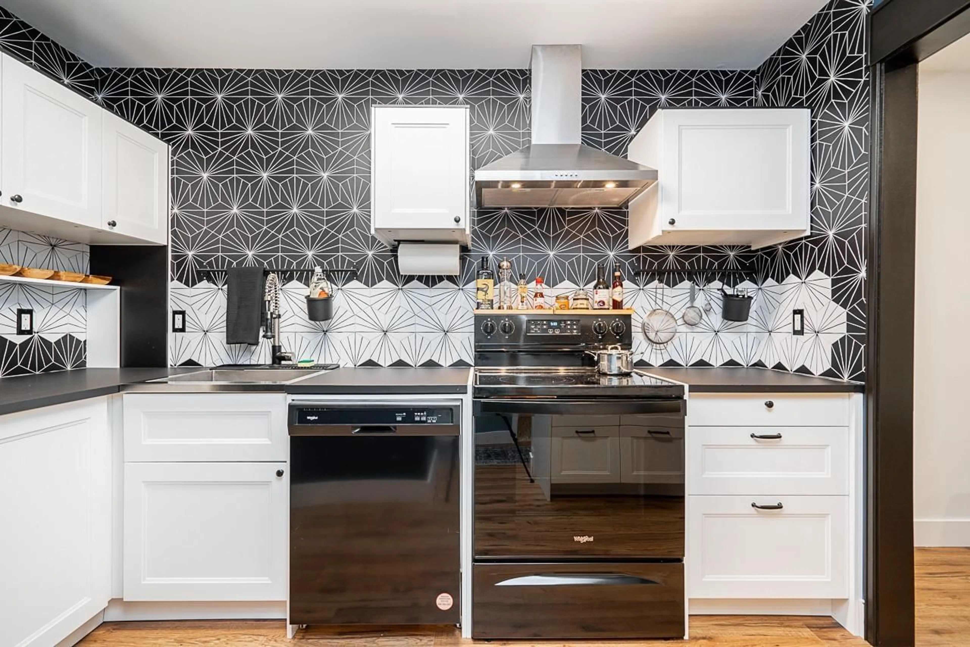 Contemporary kitchen, unknown for 301 - 1561 VIDAL, White Rock British Columbia V4B5A7