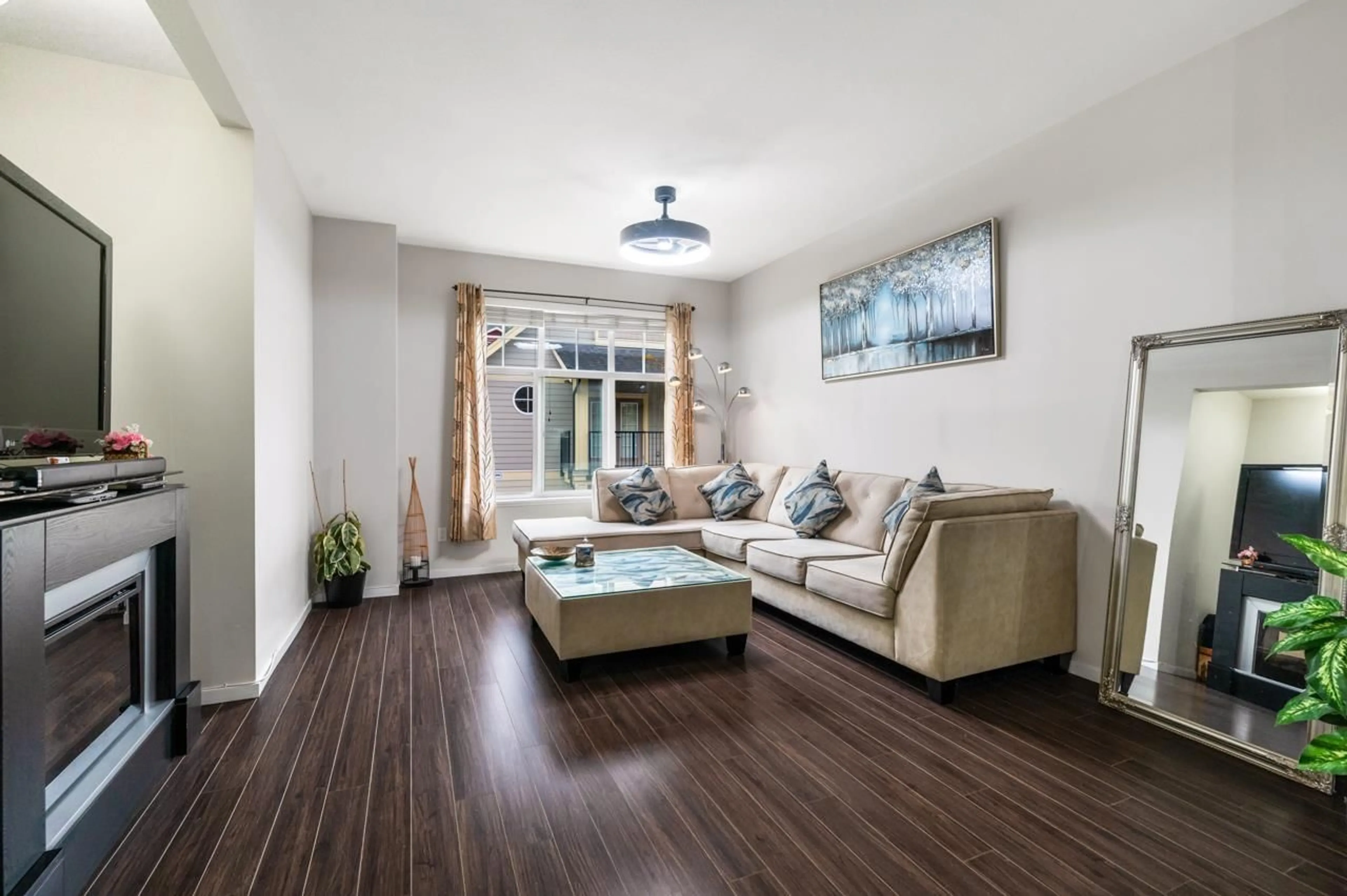 Living room with furniture, wood/laminate floor for 2 - 13886 62, Surrey British Columbia V3X0G2