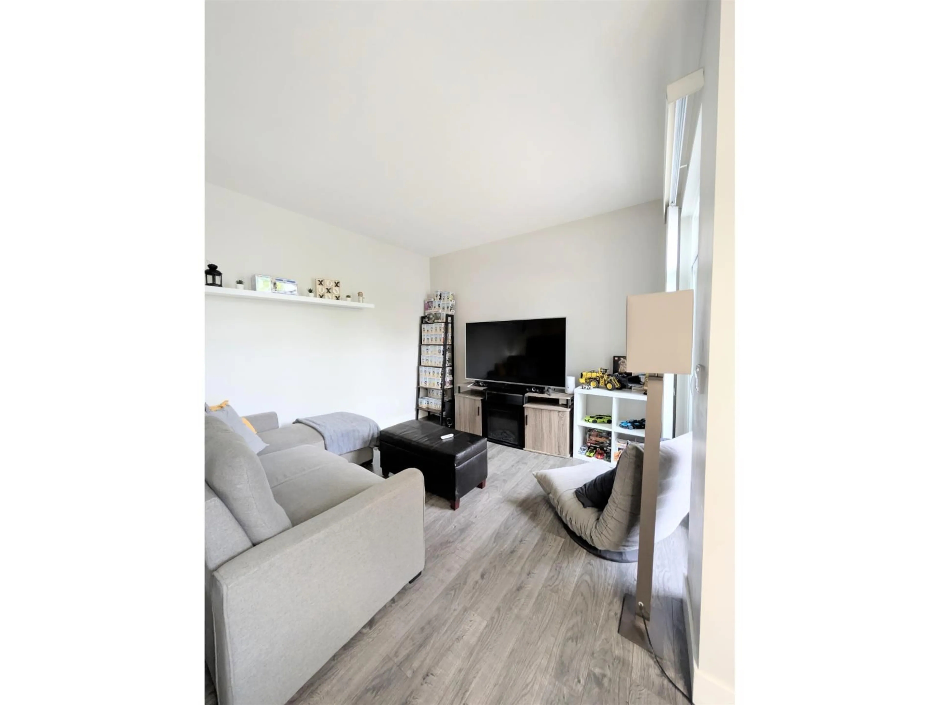 Living room with furniture, wood/laminate floor for 113 - 19433 68, Surrey British Columbia V4N6M8