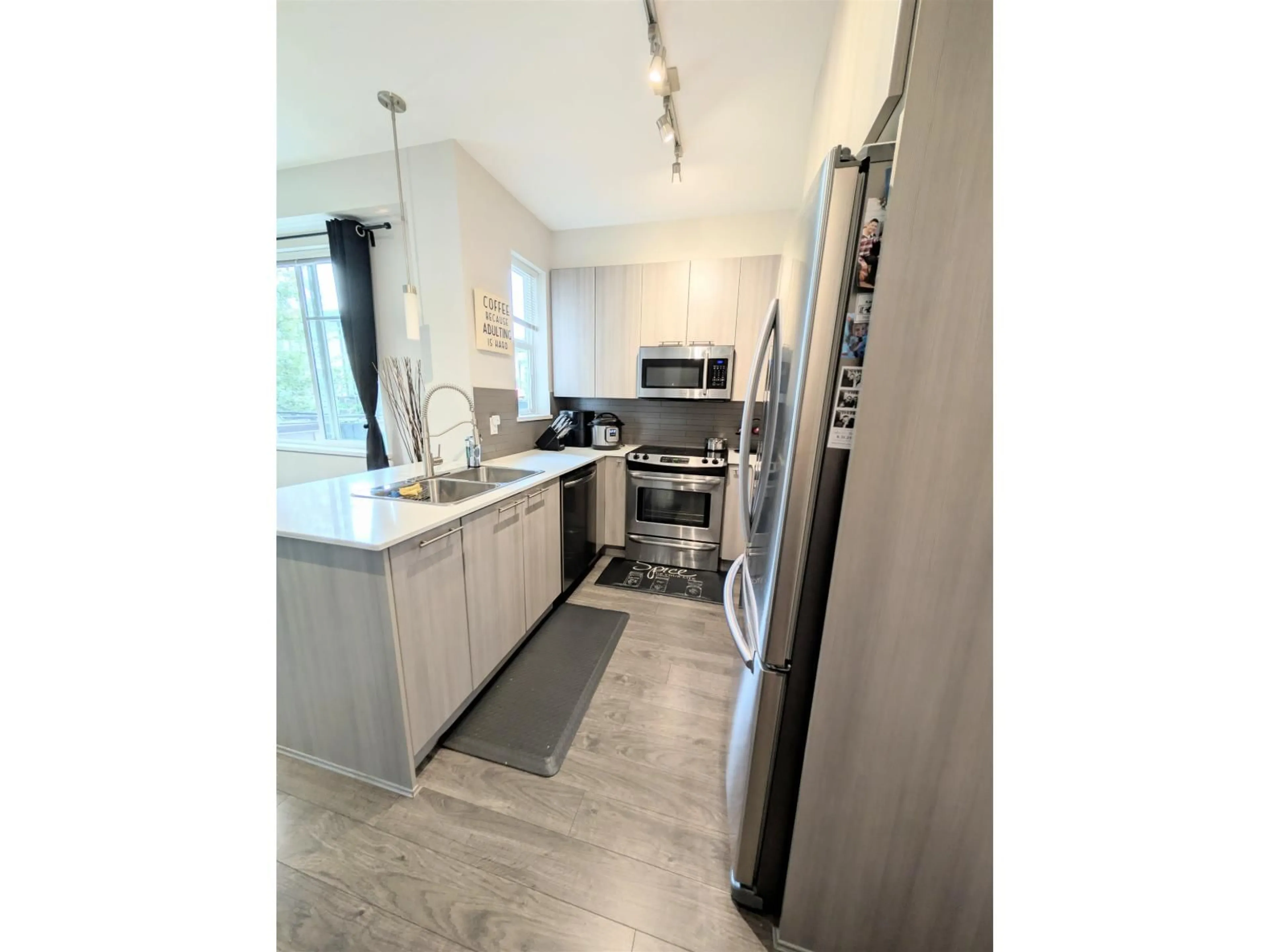 Open concept kitchen, ceramic/tile floor for 113 - 19433 68, Surrey British Columbia V4N6M8