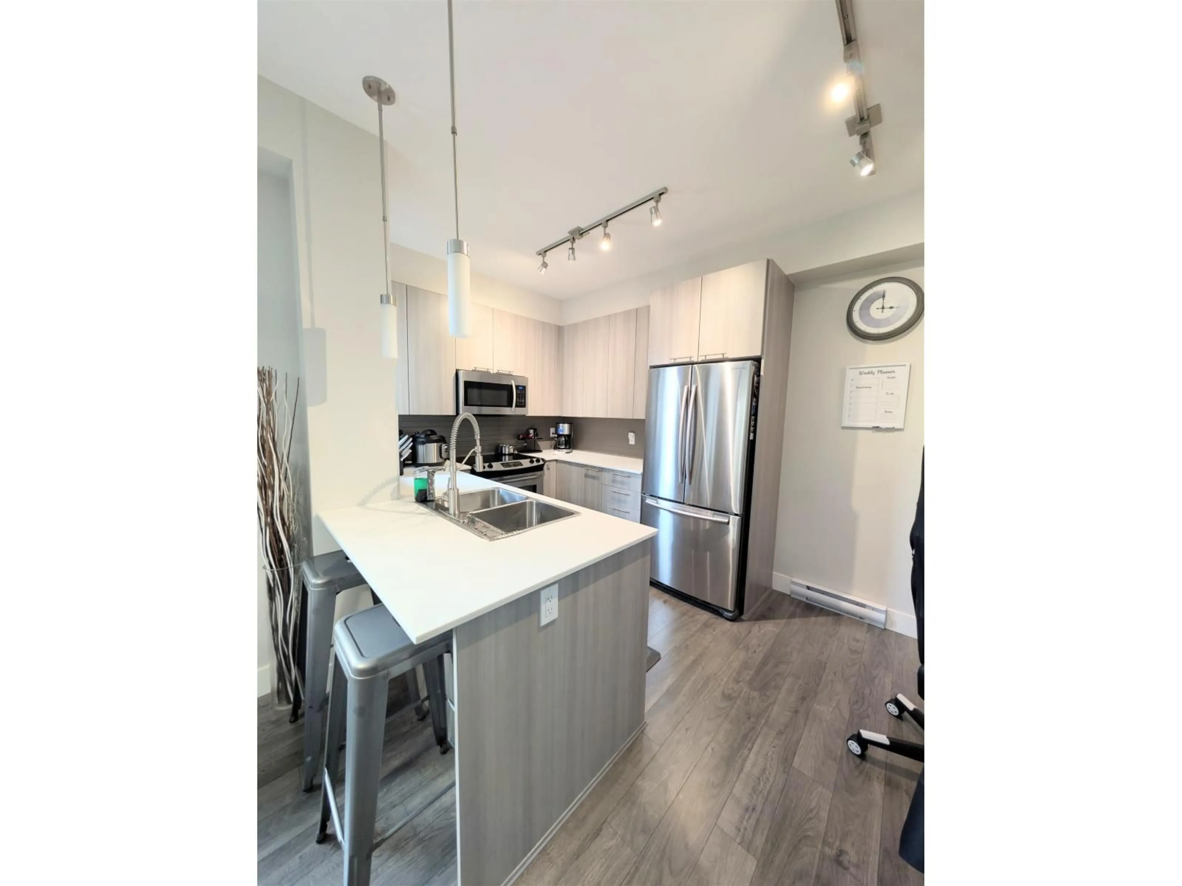 Open concept kitchen, wood/laminate floor for 113 - 19433 68, Surrey British Columbia V4N6M8