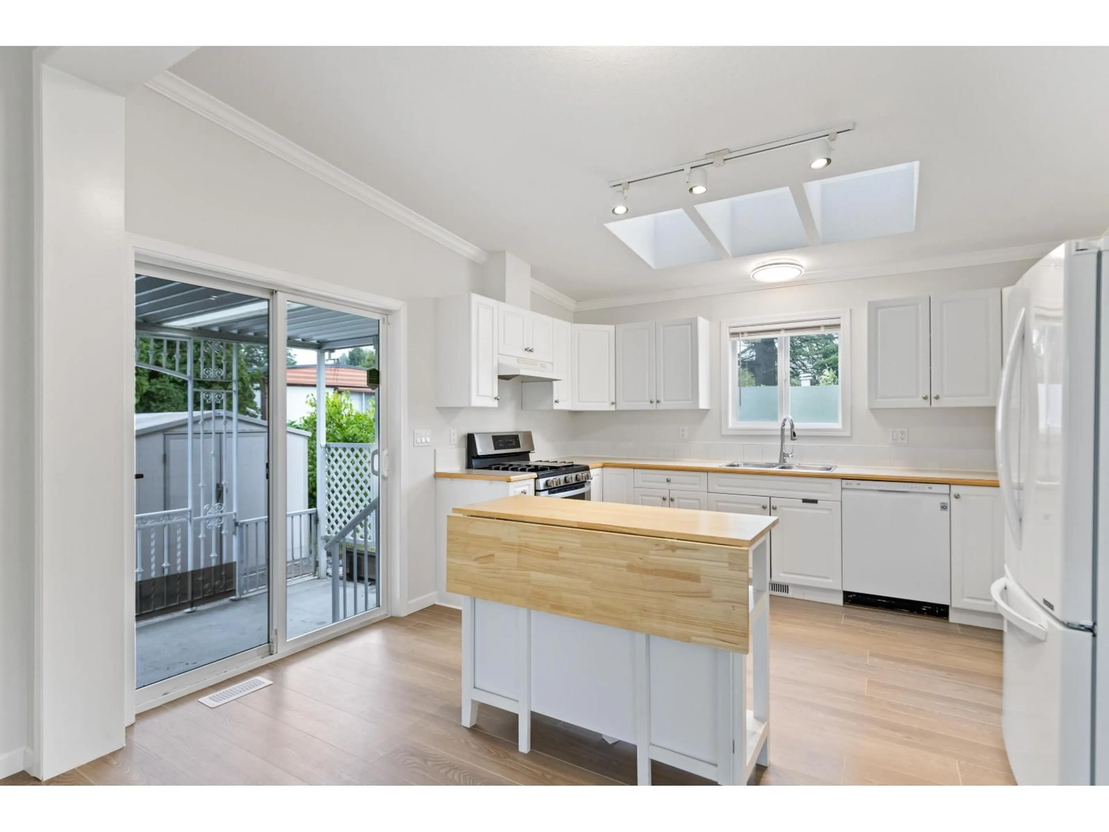 Open concept kitchen, unknown for 42 - 1840 160, Surrey British Columbia V4A4X4