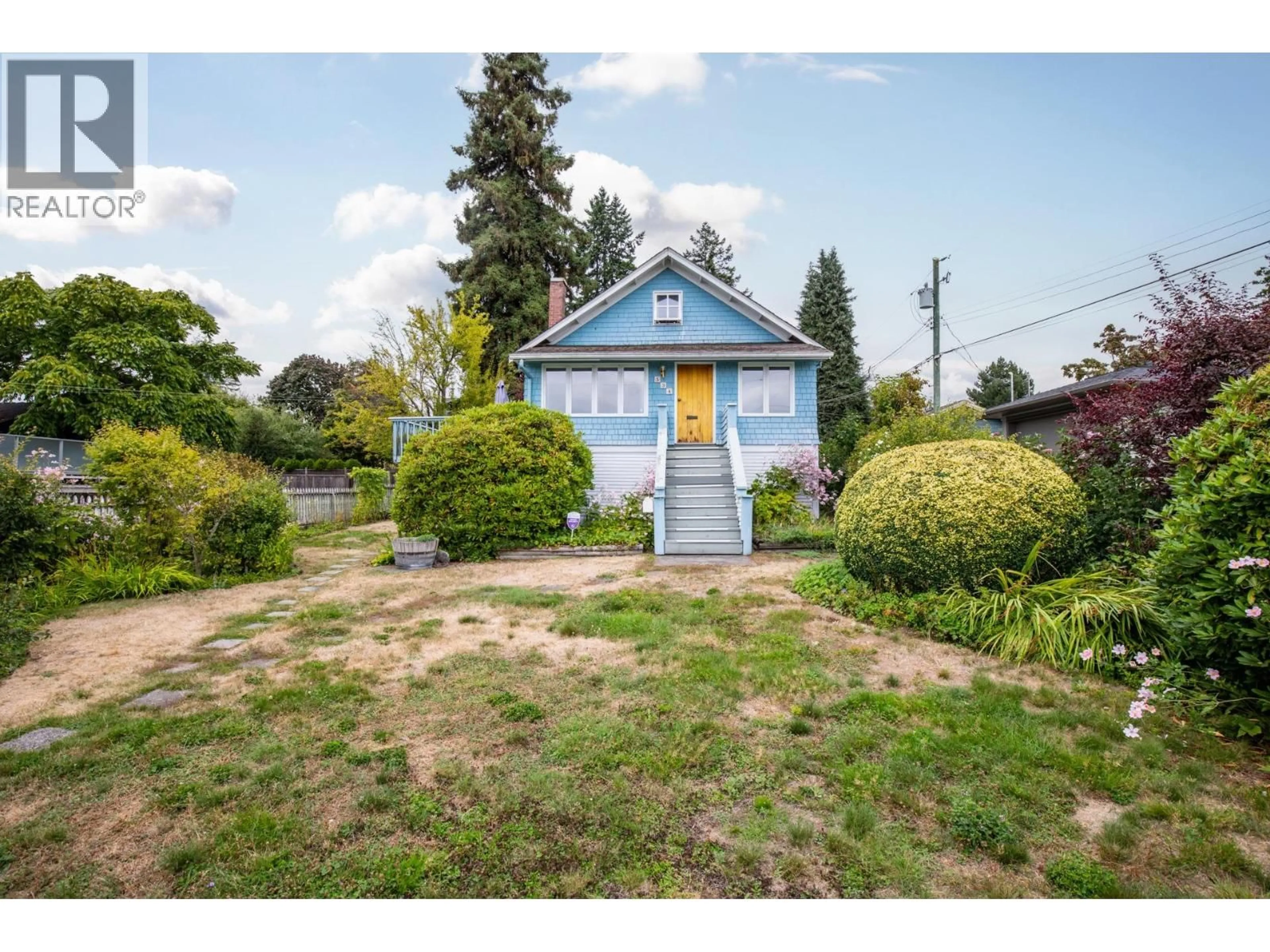 A pic from outside/outdoor area/front of a property/back of a property/a pic from drone, street for 534 9TH STREET, North Vancouver British Columbia V7L2B5