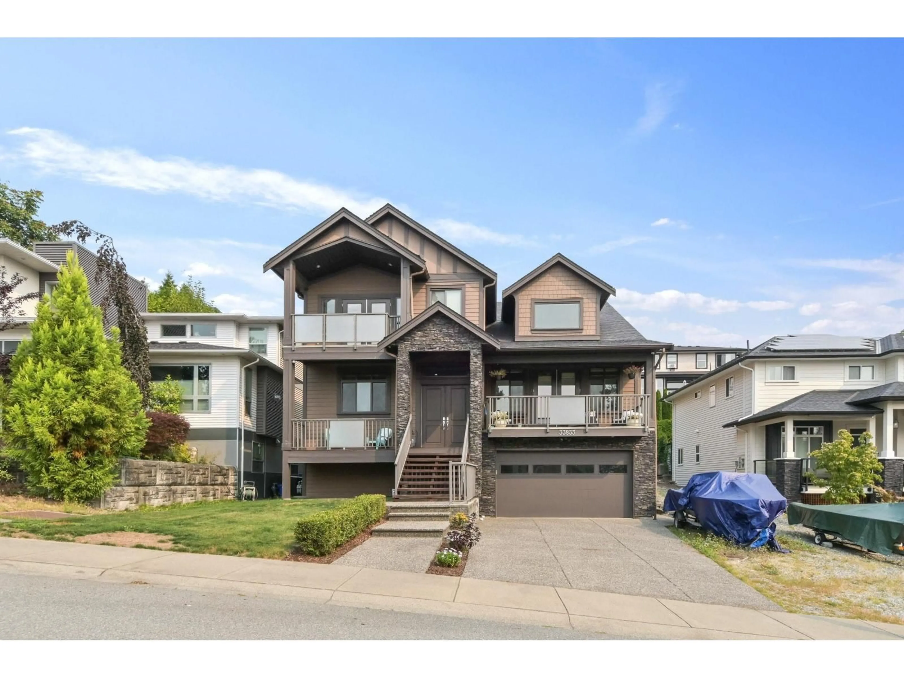Home with vinyl exterior material, street for 33833 KNIGHT, Mission British Columbia V2V7C7
