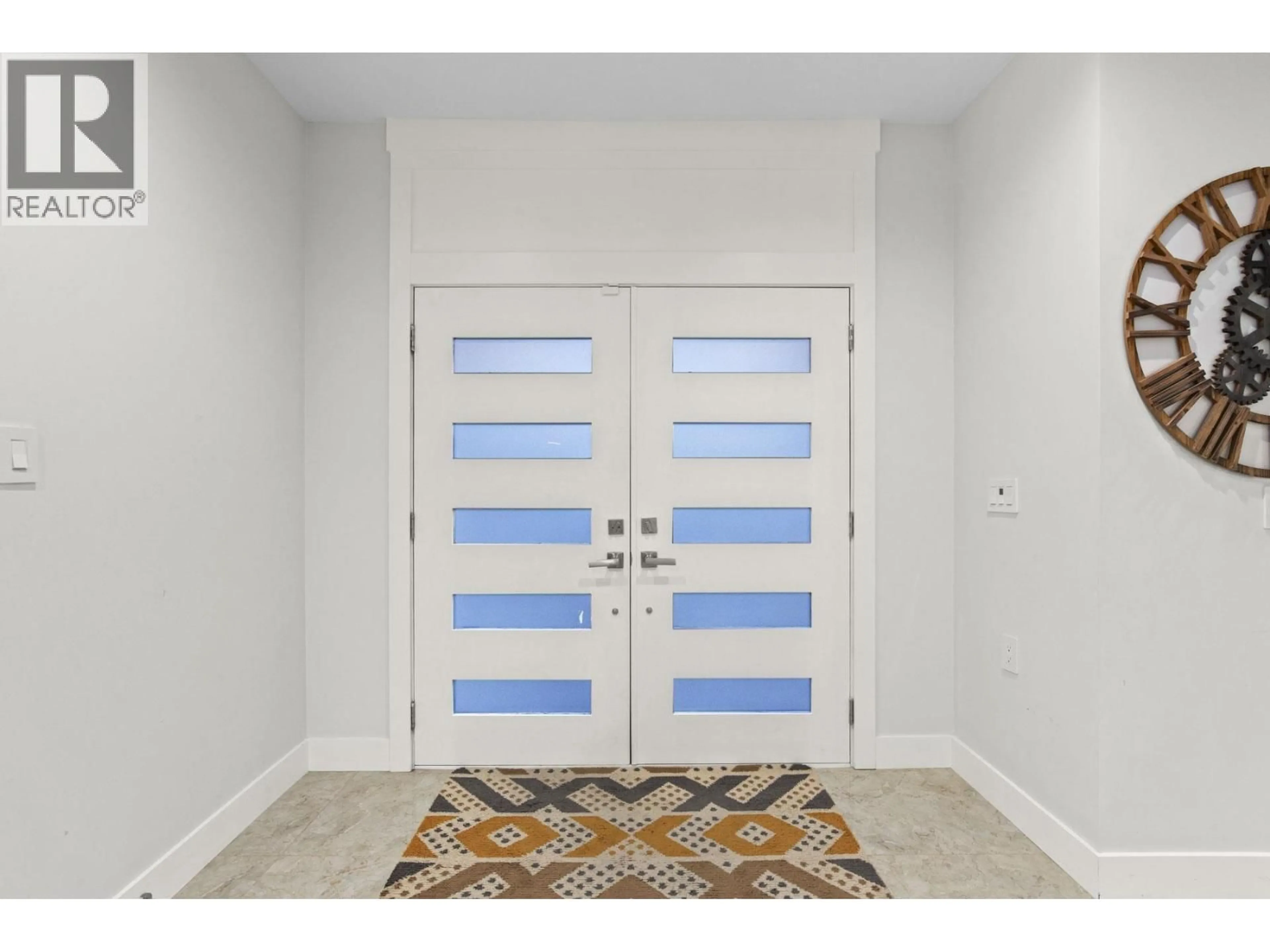 Indoor entryway for 4935 CEDARCREST AVENUE, North Vancouver British Columbia V7R3R7