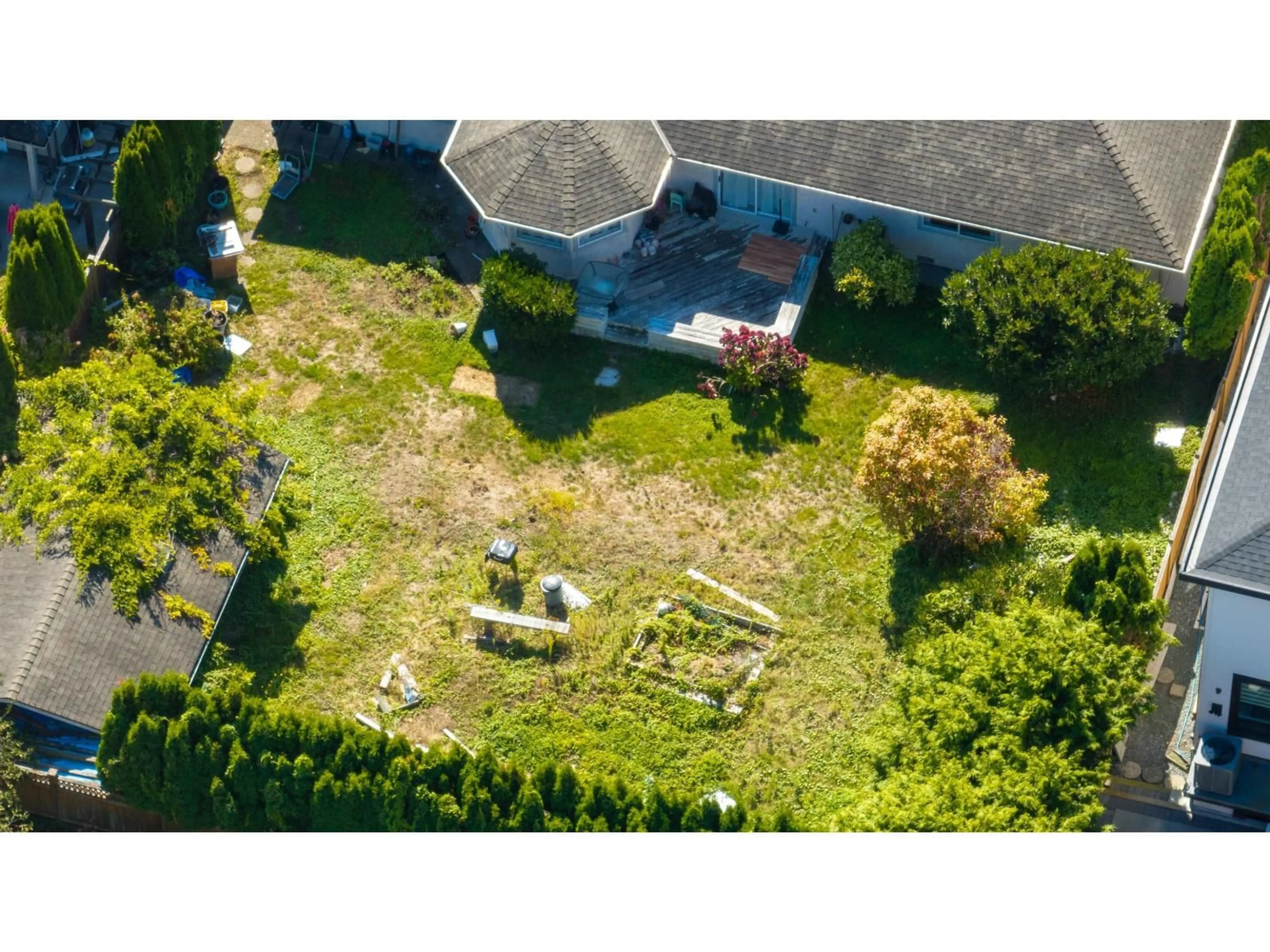 A pic from outside/outdoor area/front of a property/back of a property/a pic from drone, unknown for 13139 14, Surrey British Columbia V4A1G6