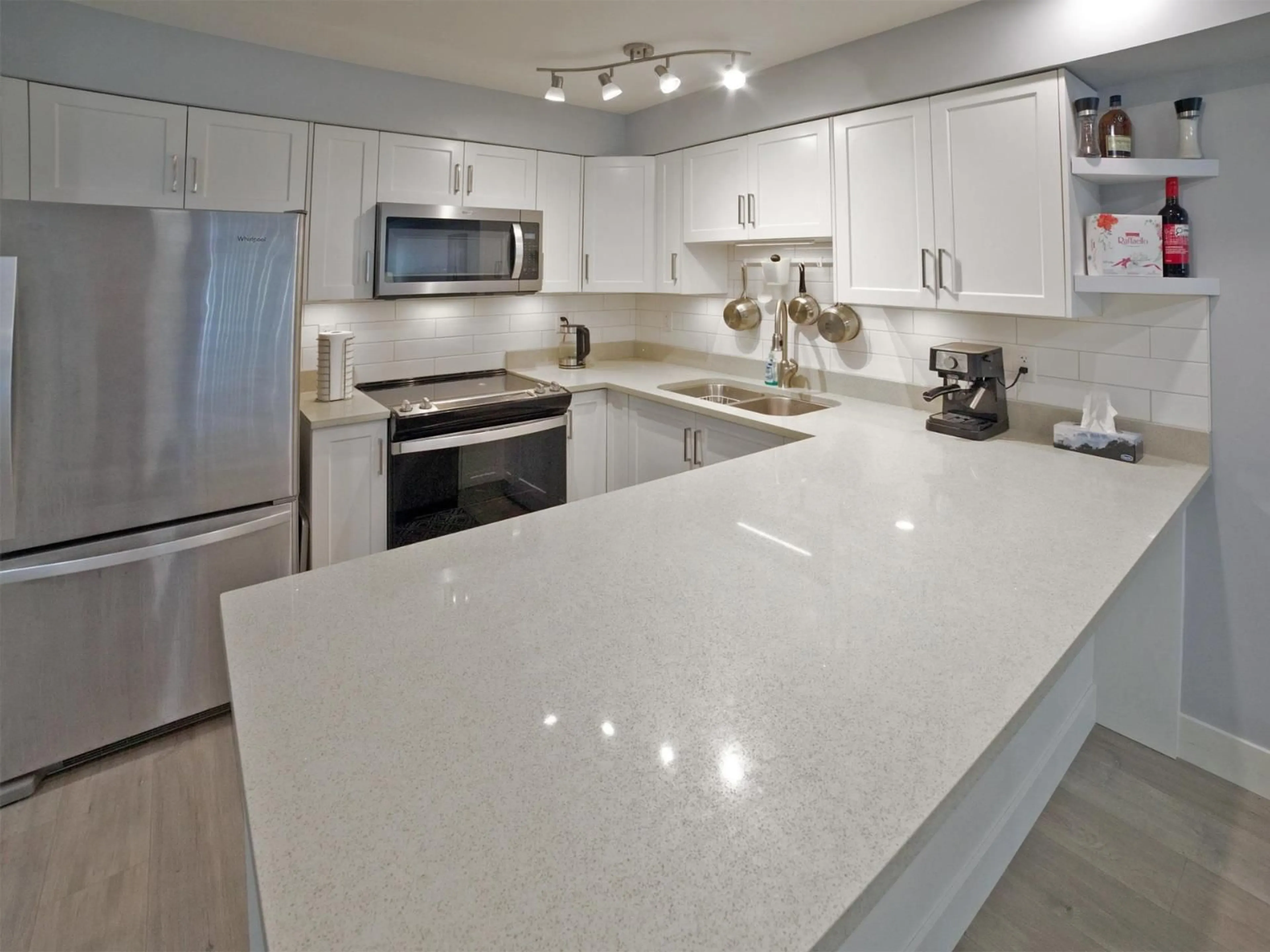 Open concept kitchen, ceramic/tile floor for 204 - 30515 CARDINAL, Abbotsford British Columbia V2T0A8