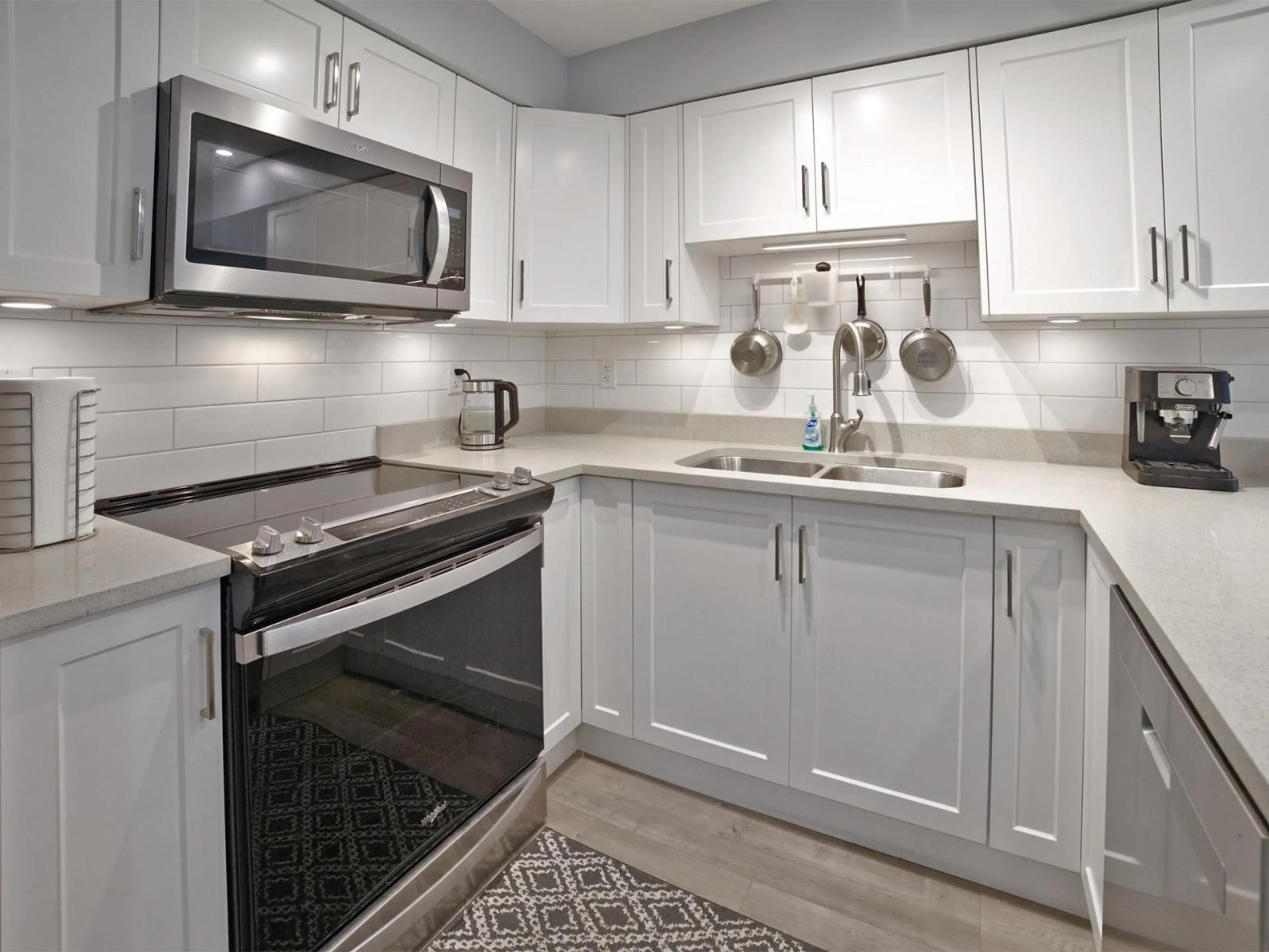 Standard kitchen, ceramic/tile floor for 204 - 30515 CARDINAL, Abbotsford British Columbia V2T0A8