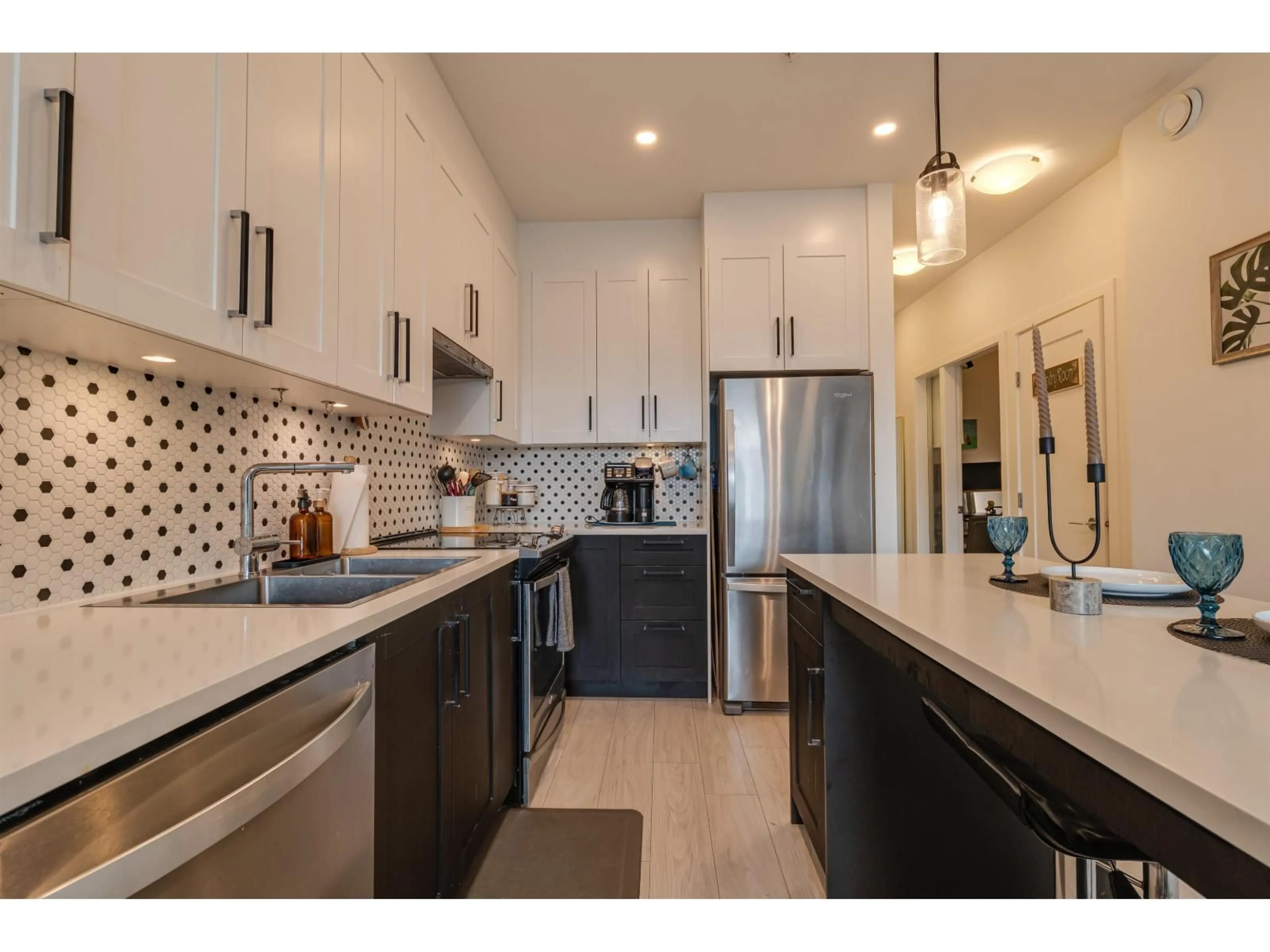 Open concept kitchen, ceramic/tile floor for 313 - 18811 72, Surrey British Columbia V4N6W7