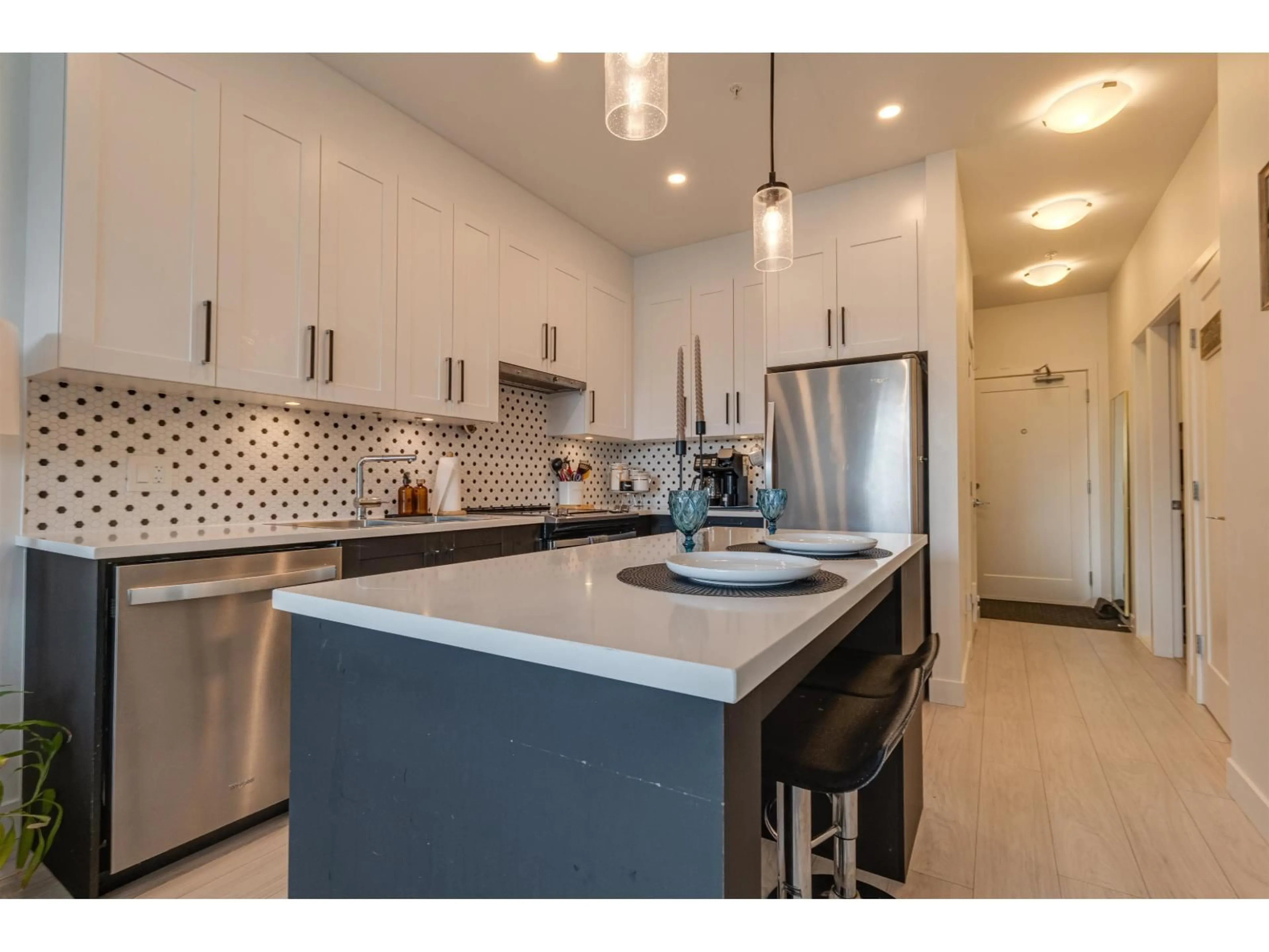 Open concept kitchen, ceramic/tile floor for 313 - 18811 72, Surrey British Columbia V4N6W7