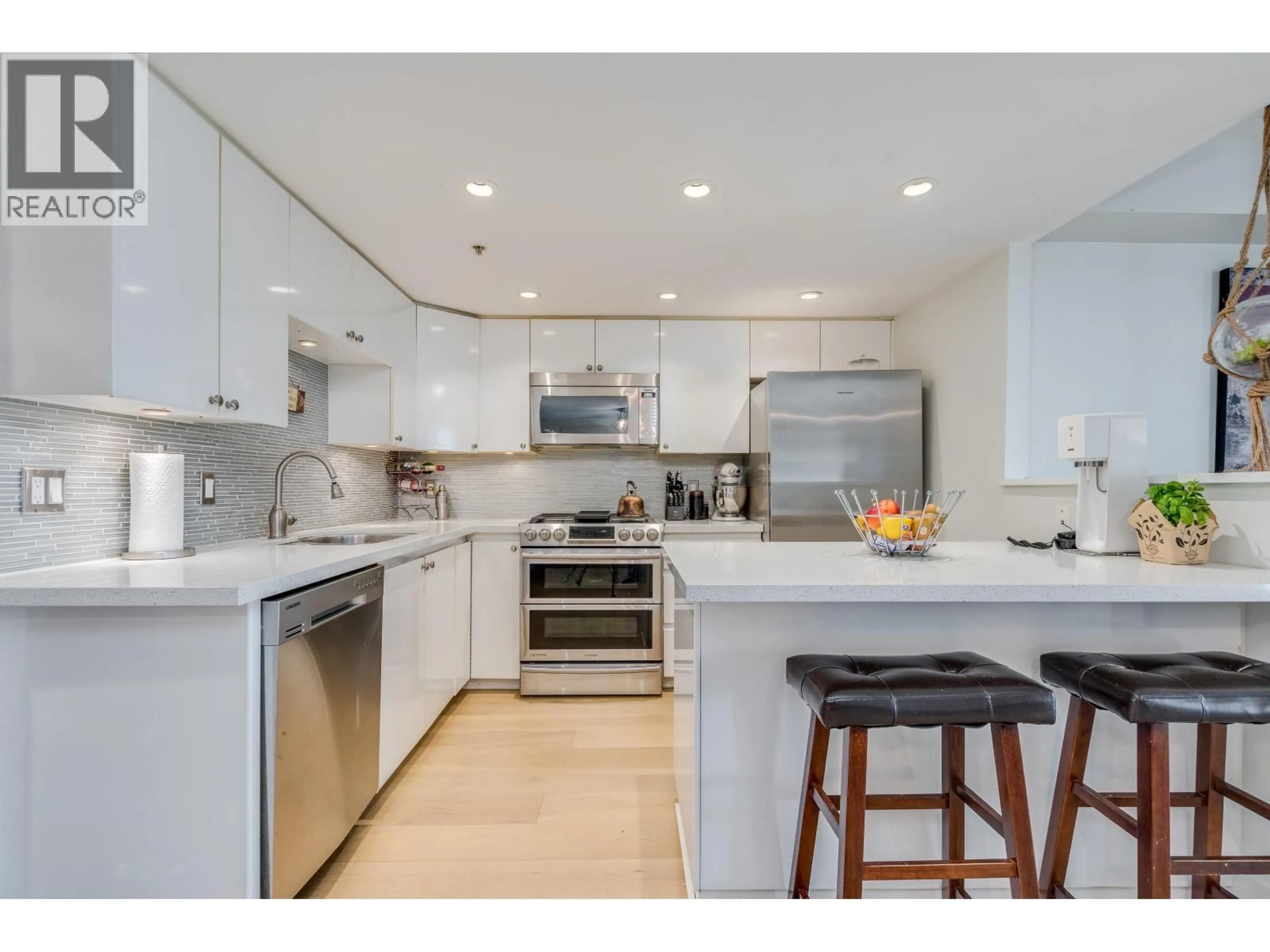 Open concept kitchen, ceramic/tile floor for 601 - 1128 QUEBEC STREET, Vancouver British Columbia V6A4E1