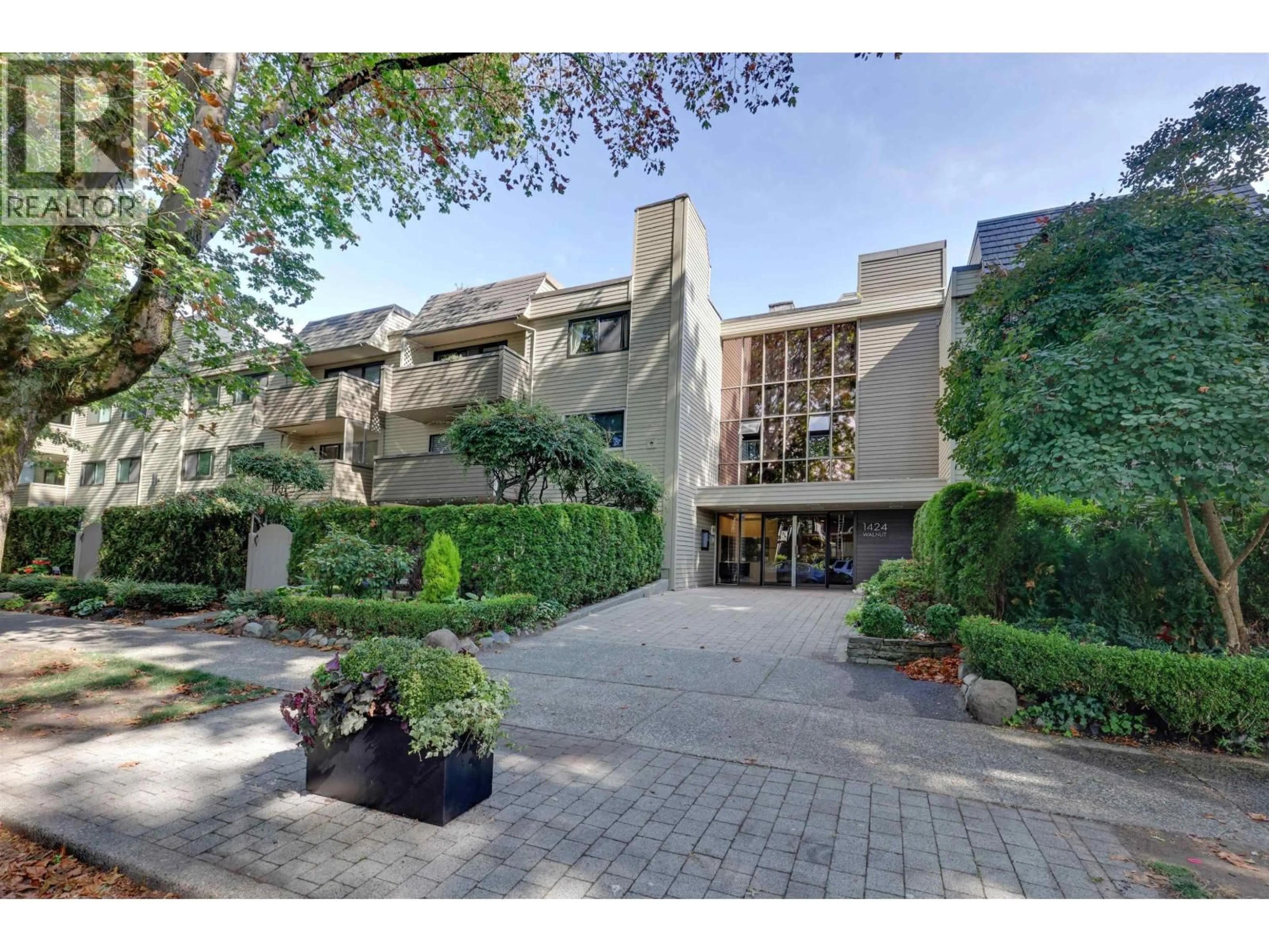 Indoor foyer for 204 - 1424 WALNUT STREET, Vancouver British Columbia V6J3R3