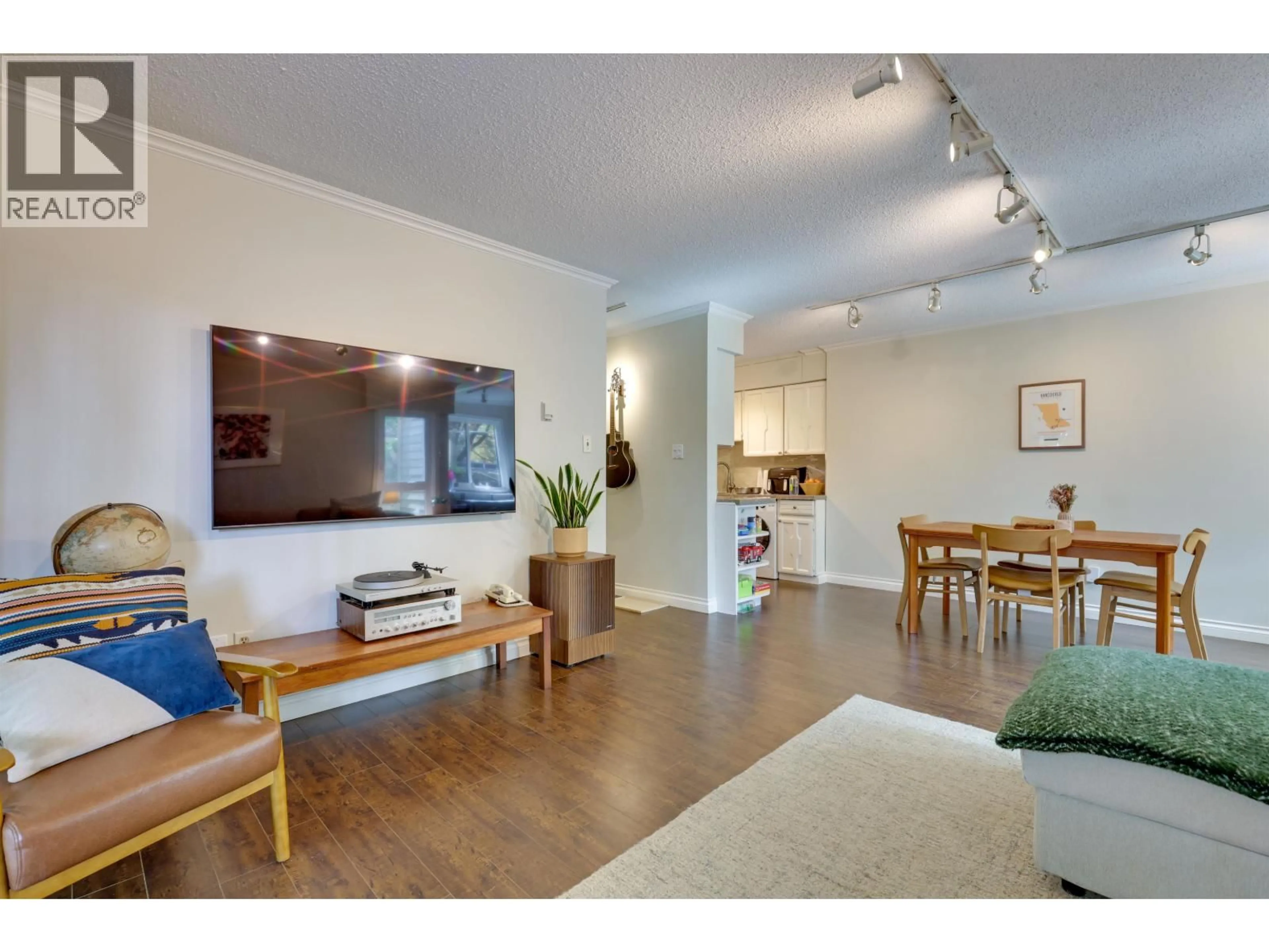 Living room with furniture, wood/laminate floor for 204 - 1424 WALNUT STREET, Vancouver British Columbia V6J3R3