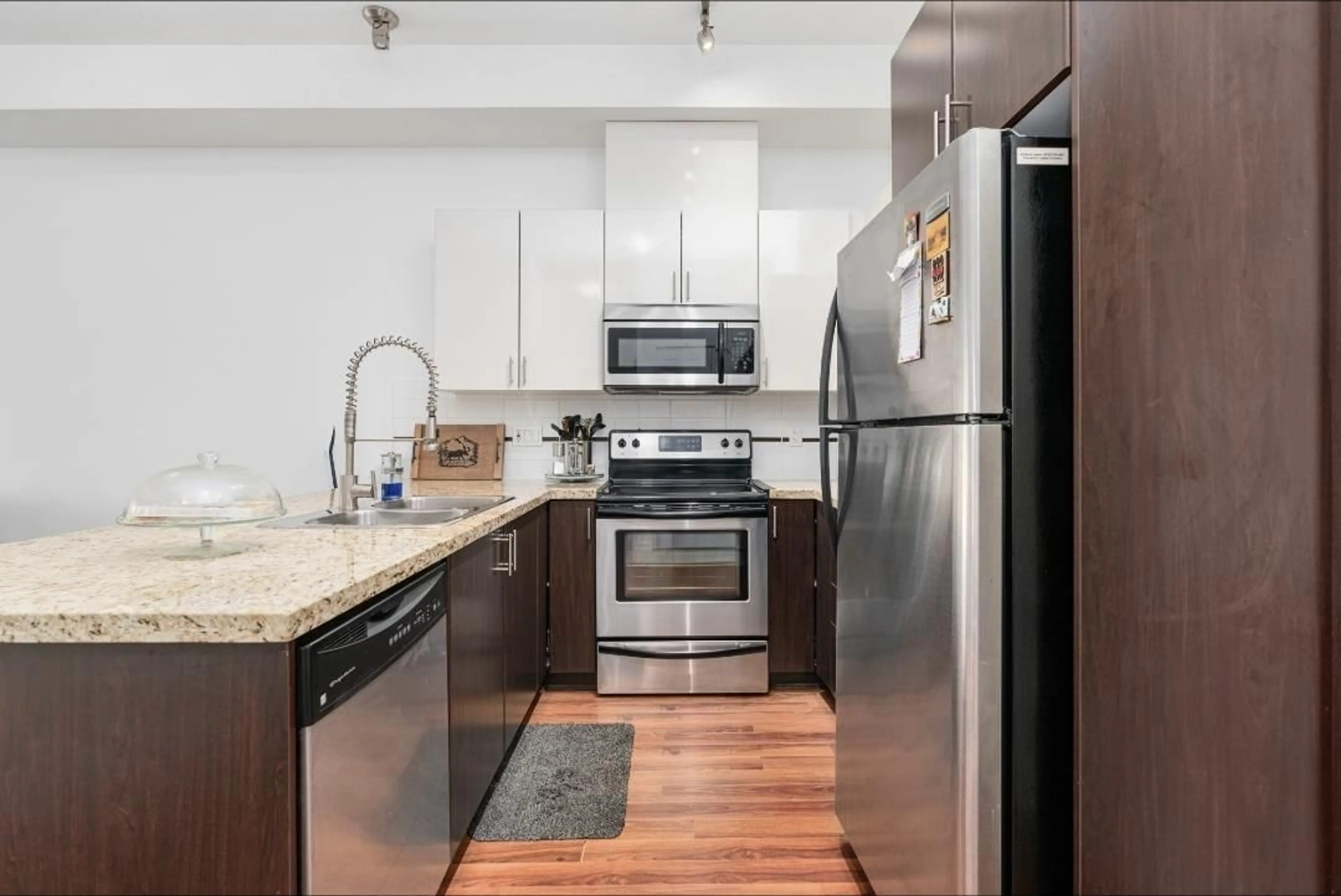 Standard kitchen, unknown for 403 - 14960 102A, Surrey British Columbia V3R6A3