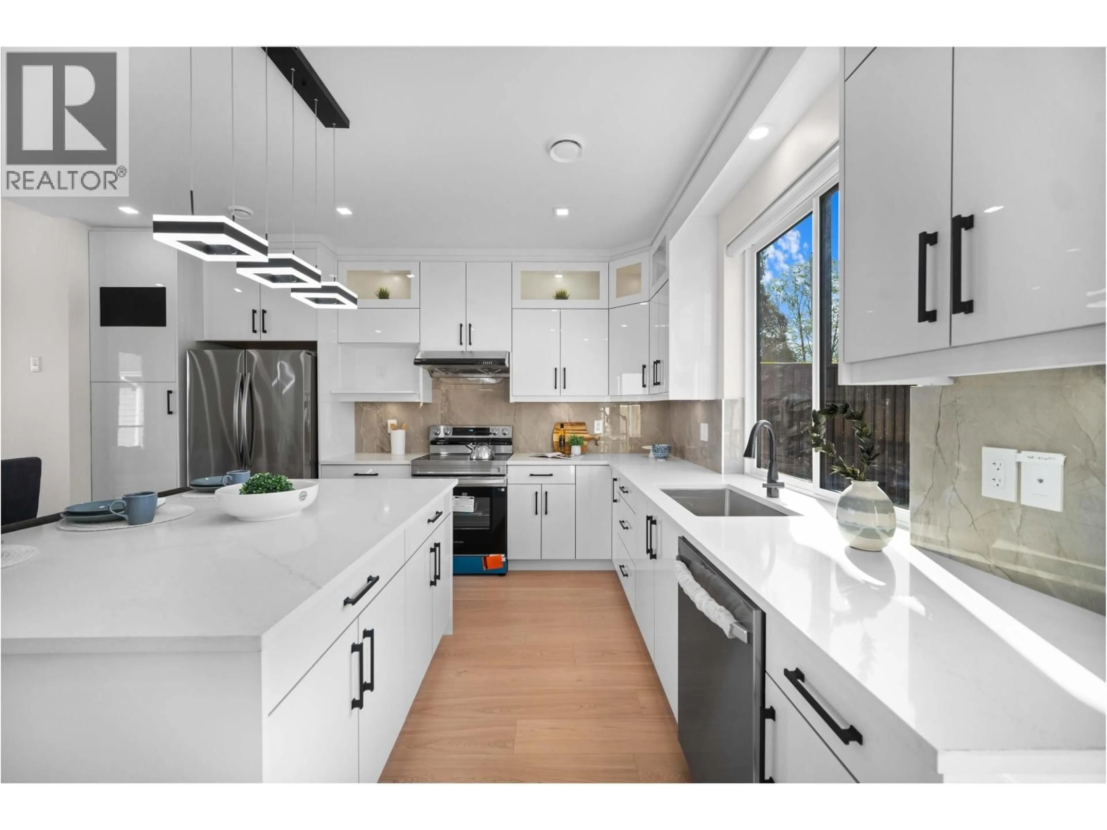 Contemporary kitchen, ceramic/tile floor for 1 - 1923 RIVER DRIVE, New Westminster British Columbia V3M2B1