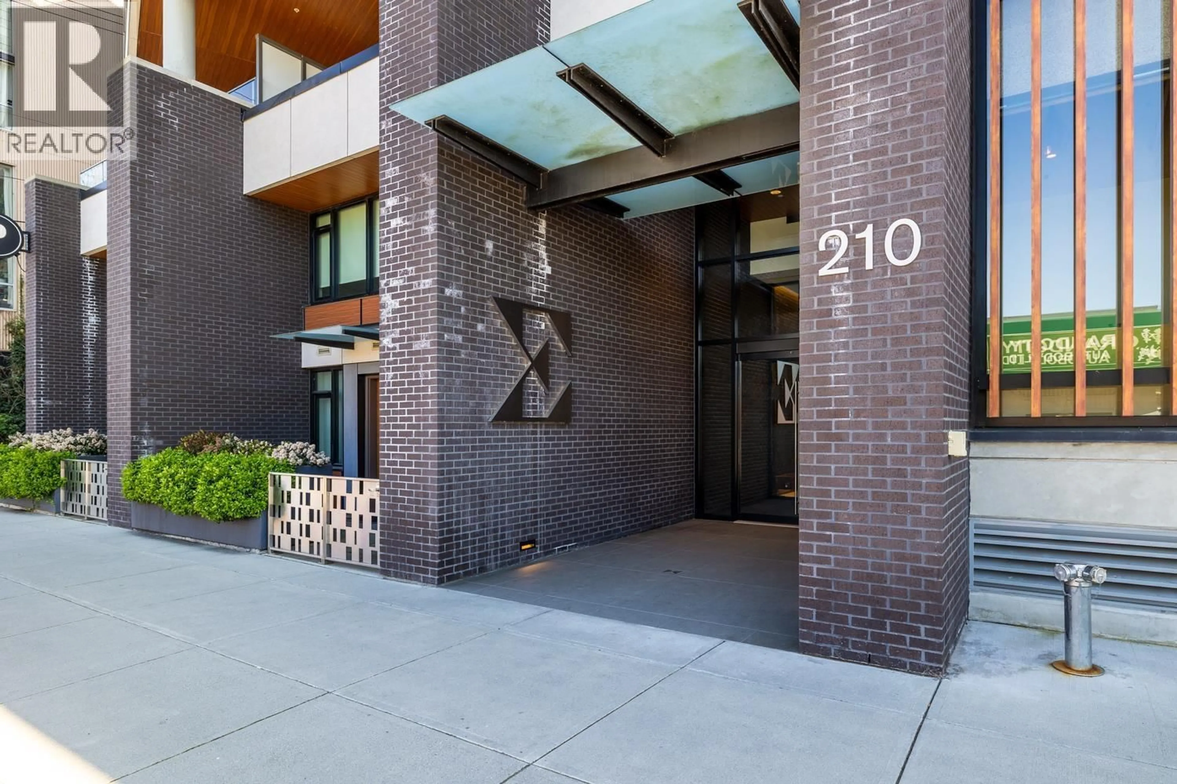 Indoor foyer for 706 - 210 5TH AVENUE, Vancouver British Columbia V5T0K1