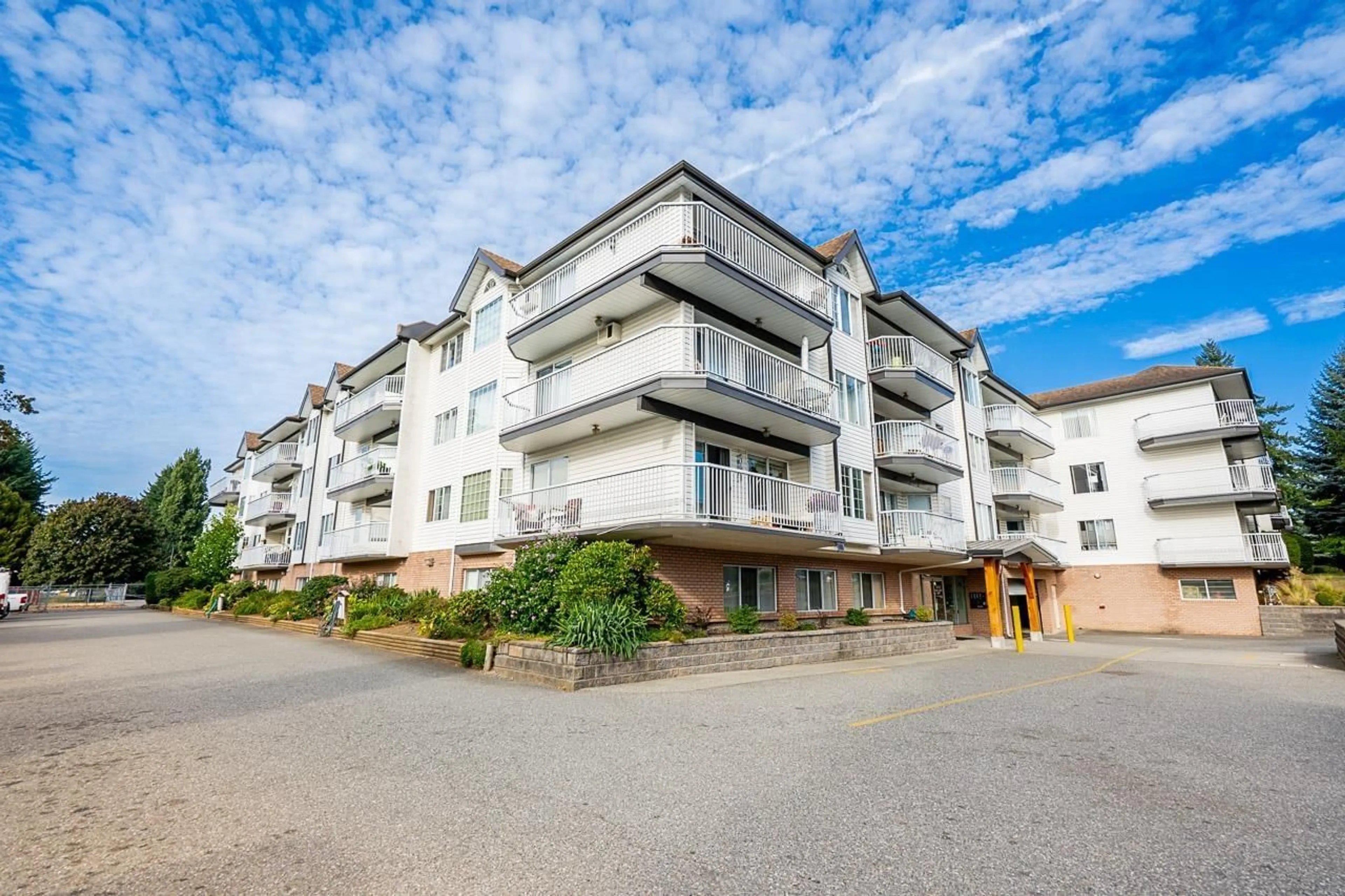 Patio, building for 216 - 33535 KING, Abbotsford British Columbia V2S6Z5