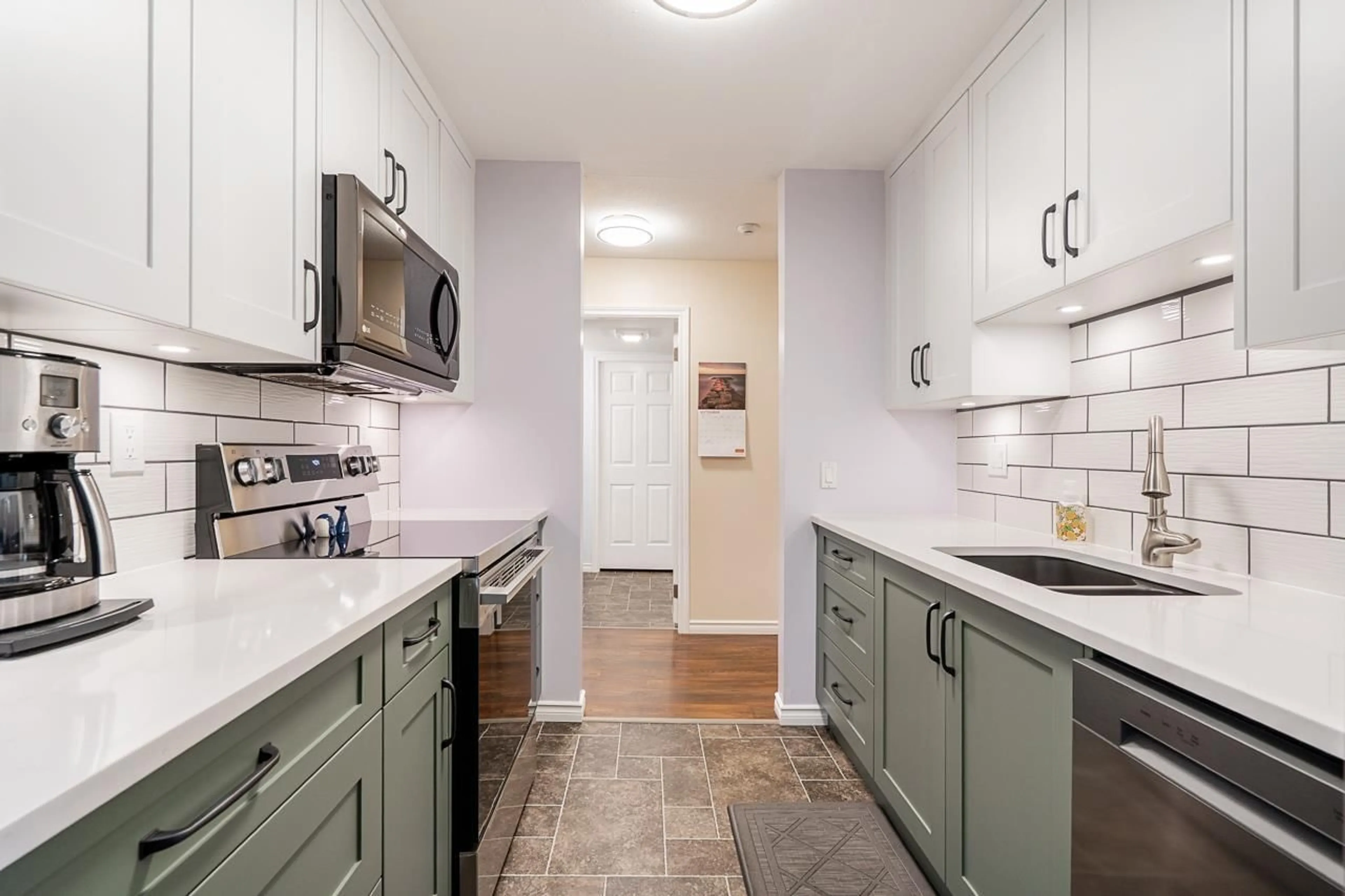 Standard kitchen, ceramic/tile floor for 216 - 33535 KING, Abbotsford British Columbia V2S6Z5