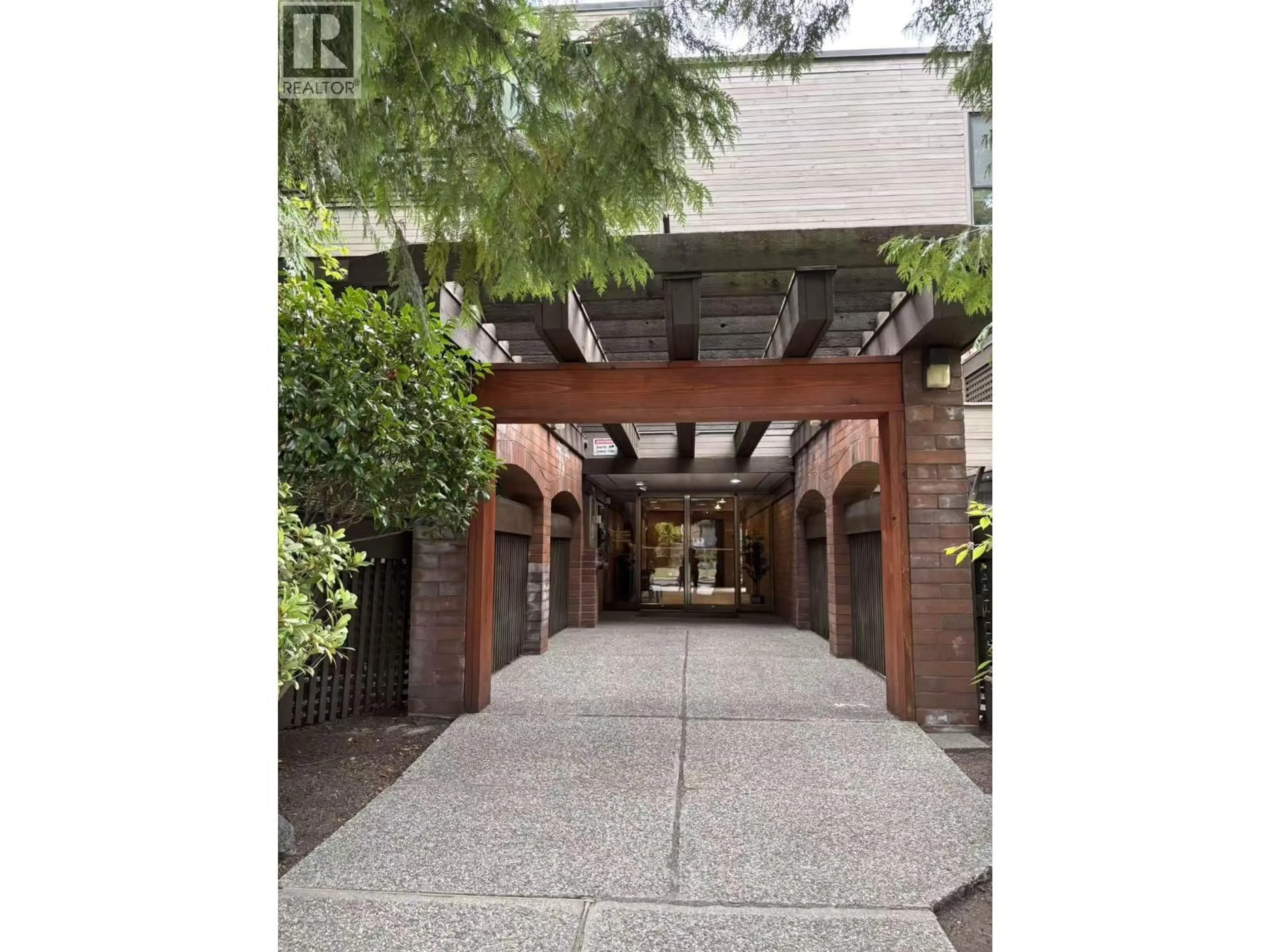 Indoor foyer for 201 - 444 49TH AVENUE, Vancouver British Columbia V5Y2V4