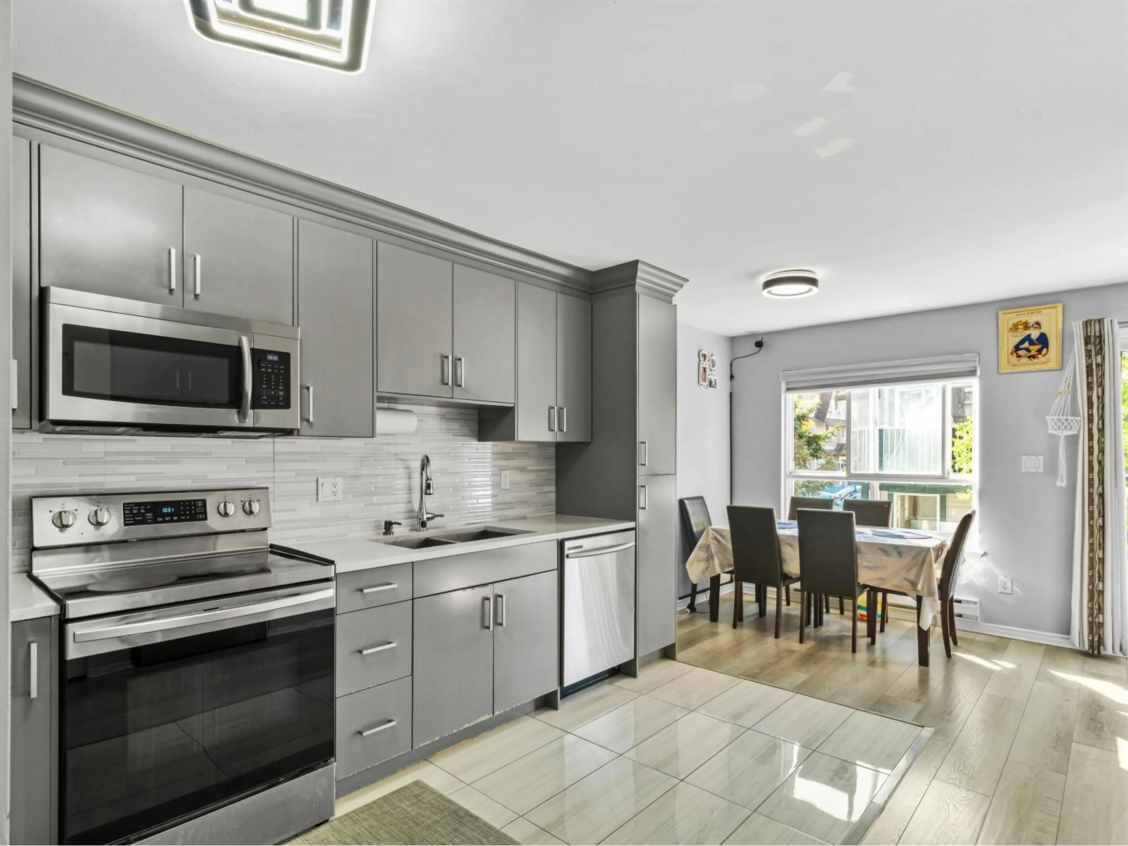 Open concept kitchen, ceramic/tile floor for 9 - 12730 66, Surrey British Columbia V3W1P3