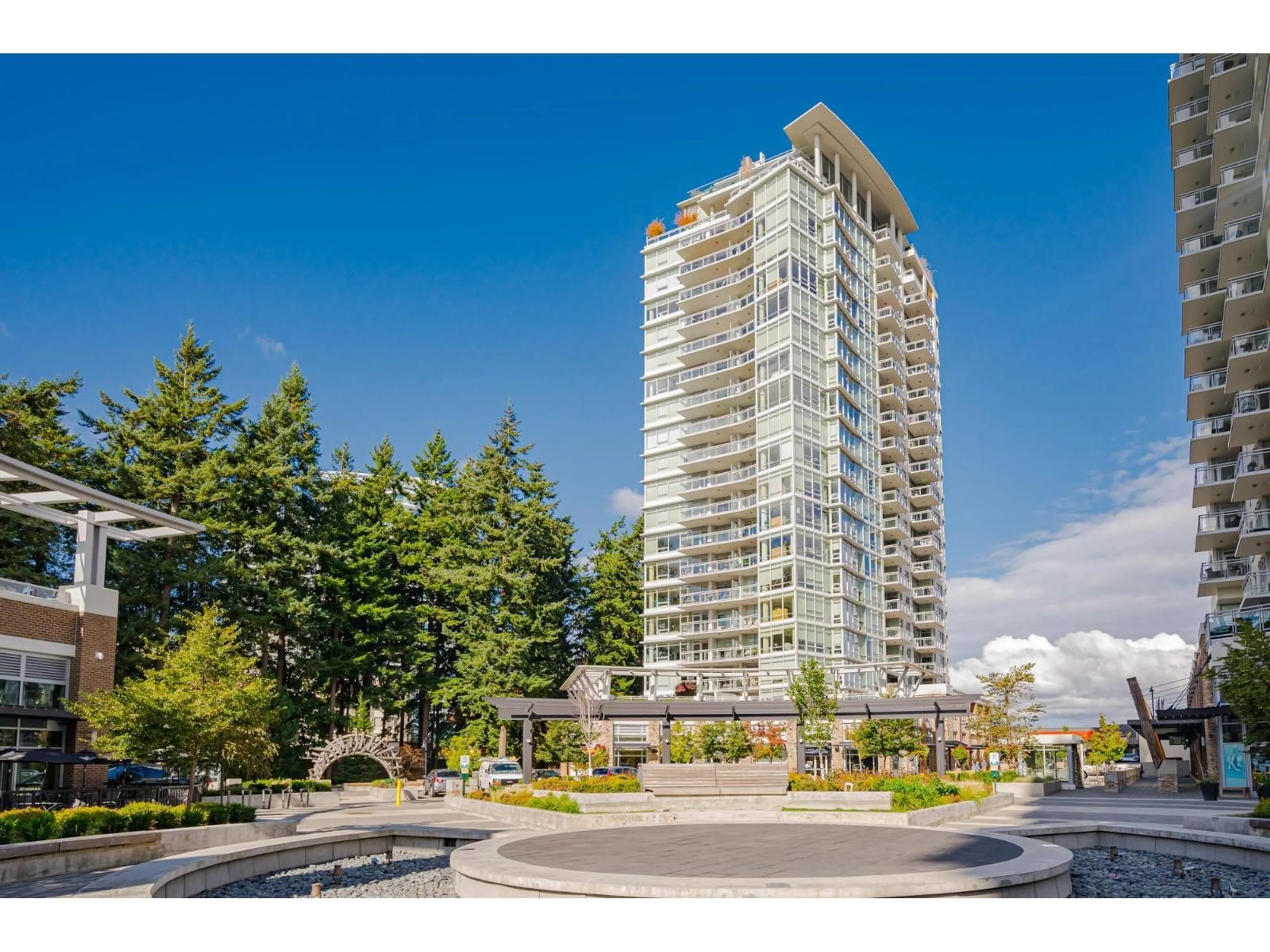 A pic from outside/outdoor area/front of a property/back of a property/a pic from drone, building for 1106 - 15152 RUSSELL, White Rock British Columbia V4B0A3