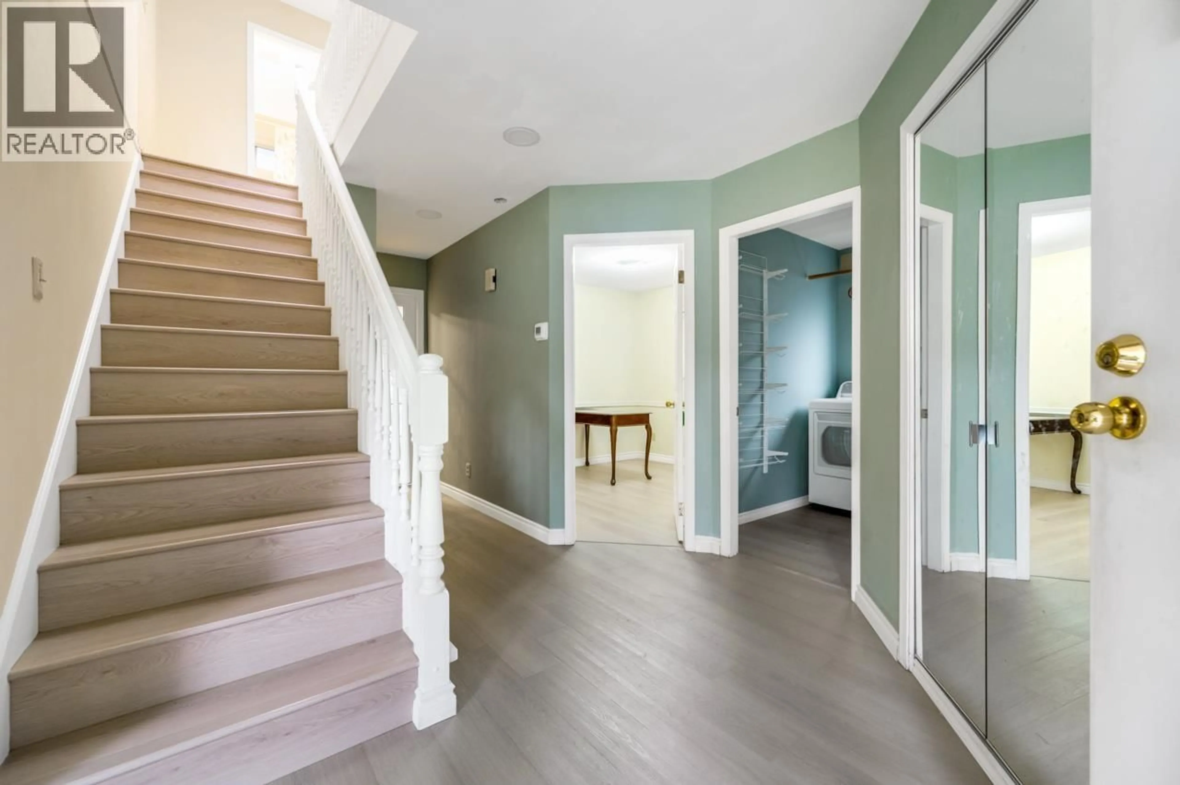 Indoor entryway for 9506 THOMAS DRIVE, Richmond British Columbia V7E5Y3