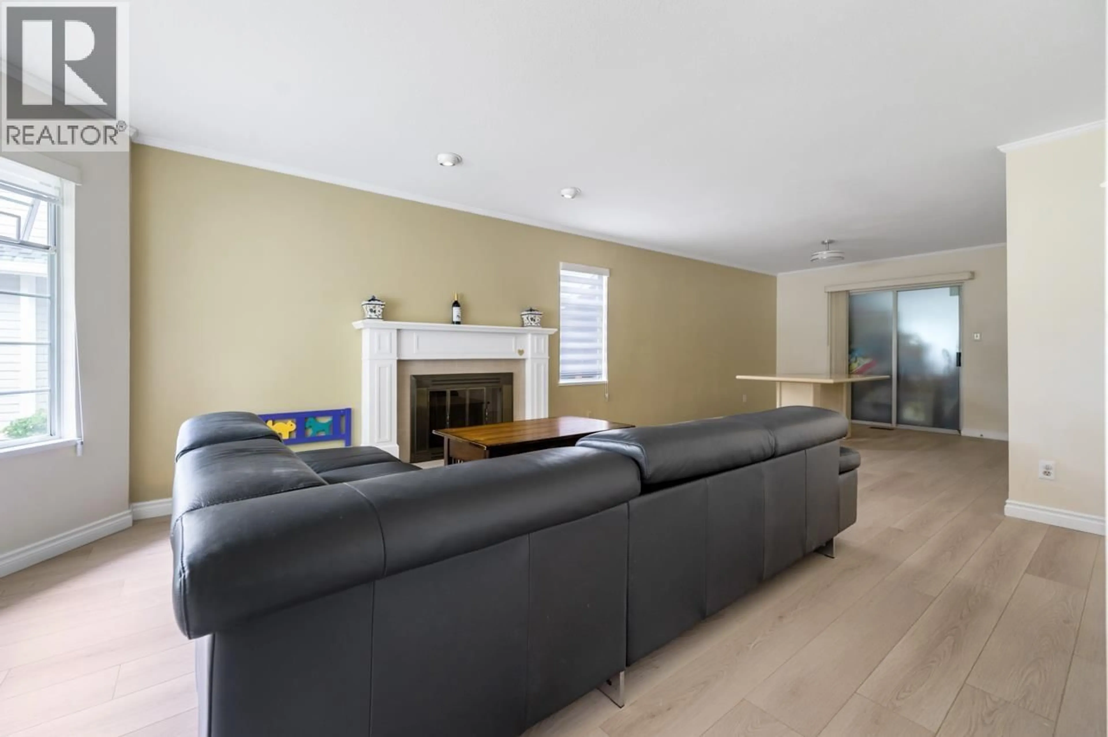 Living room with furniture, wood/laminate floor for 9506 THOMAS DRIVE, Richmond British Columbia V7E5Y3