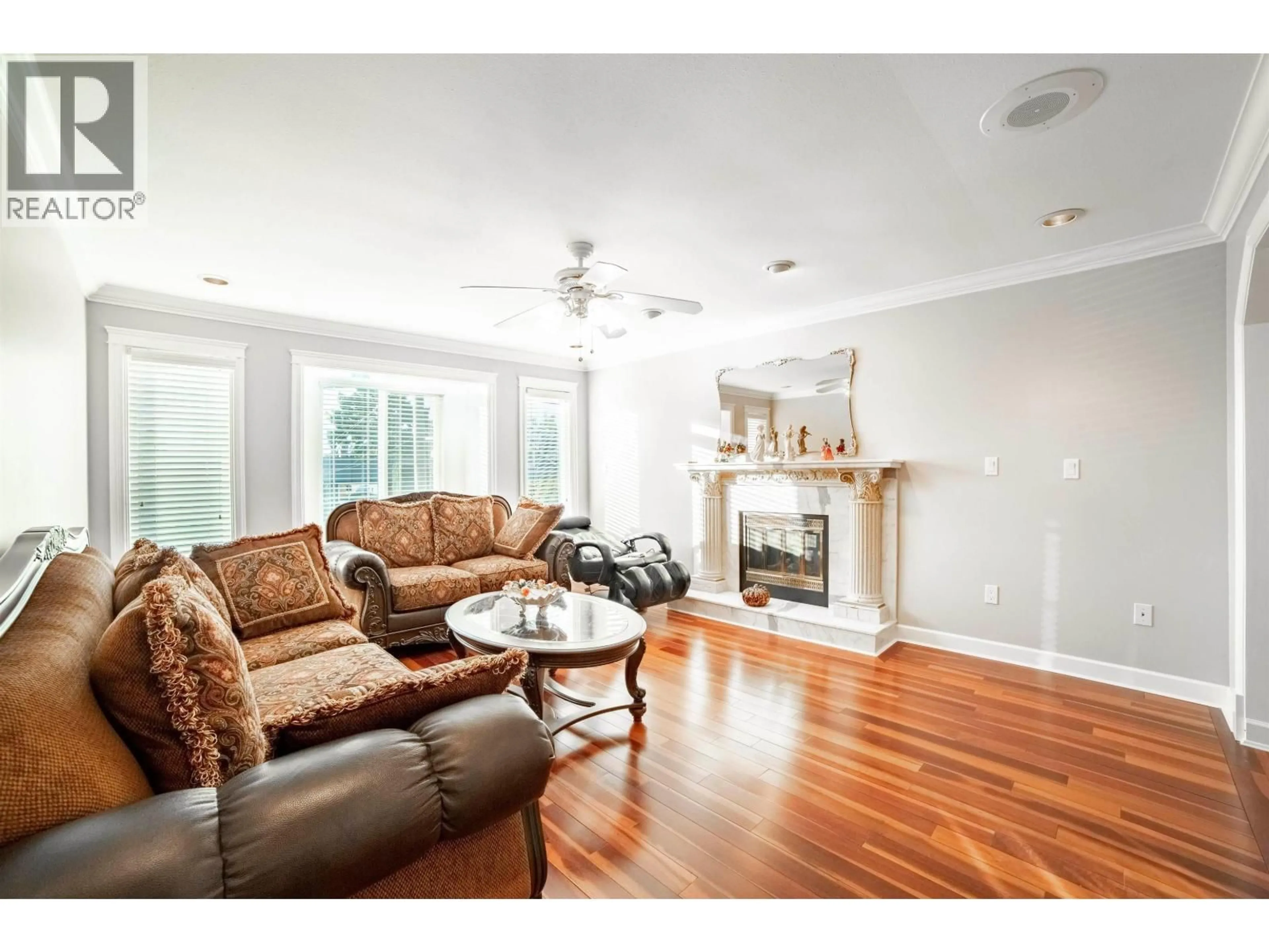 Living room with furniture, wood/laminate floor for 6970 WILLINGDON AVENUE, Burnaby British Columbia V5J3R2