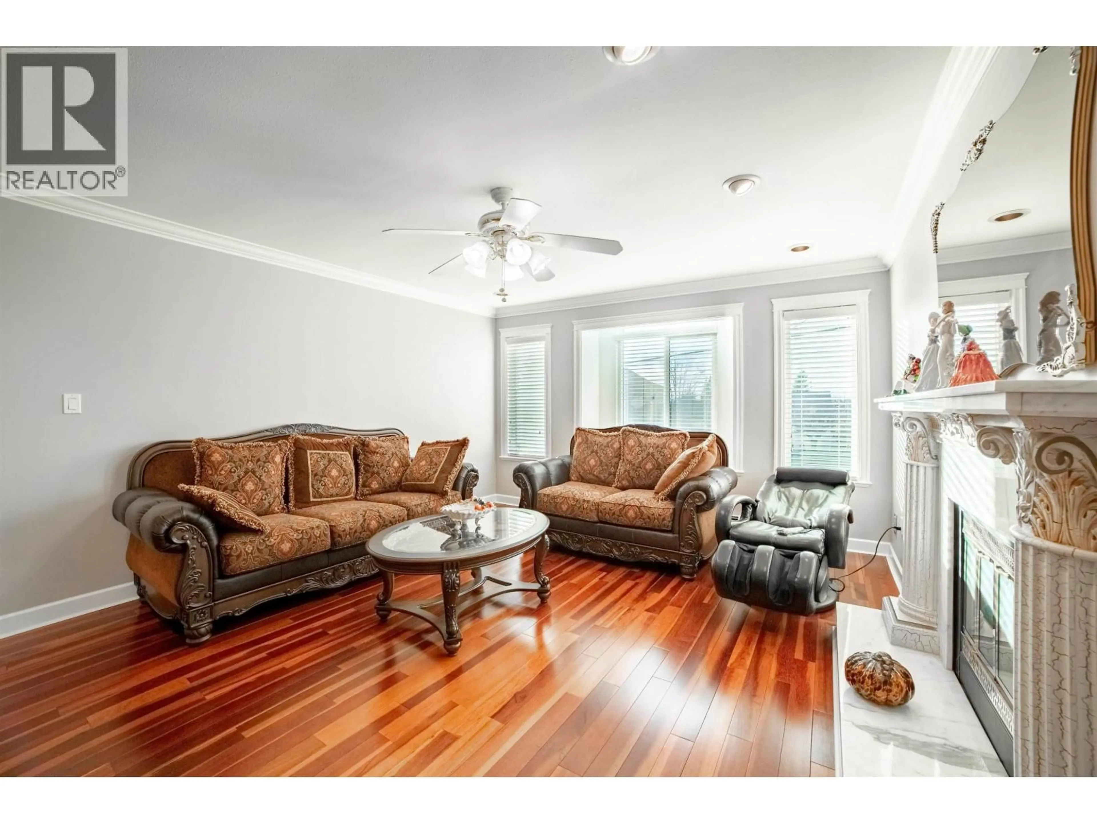 Living room with furniture, wood/laminate floor for 6970 WILLINGDON AVENUE, Burnaby British Columbia V5J3R2